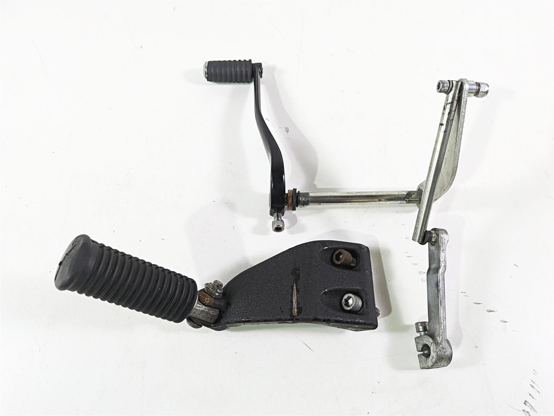 2017 Harley Dyna FXDB Street Bob Front Left Mid Footpeg & Shifter 50667-07 {{ shop.shopifyCountryName }} - Mototech271