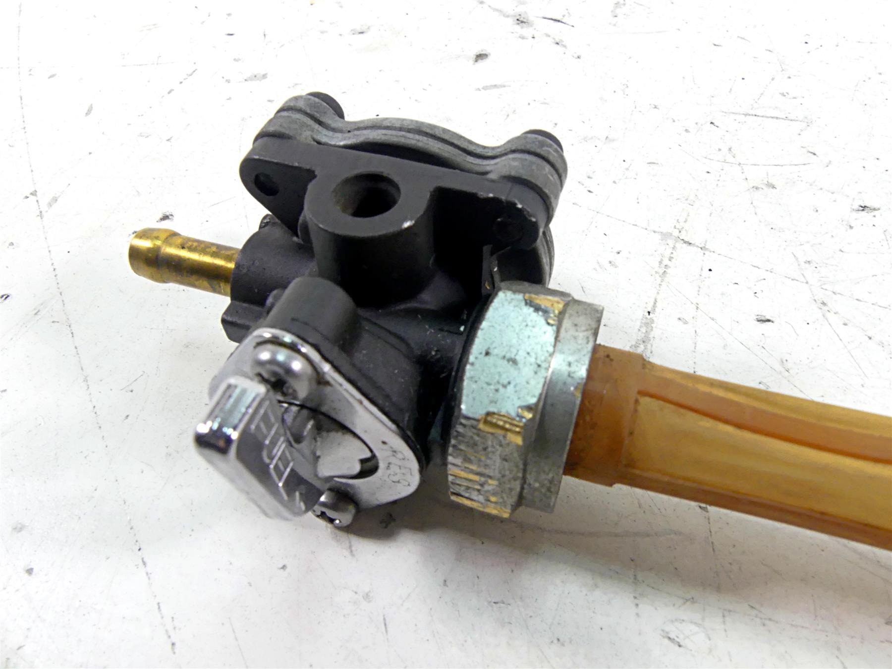 1997 Harley Sportster XL1200 C Petcock Fuel Gas Petrol Valve 62169-95C {{ shop.shopifyCountryName }} - Mototech271