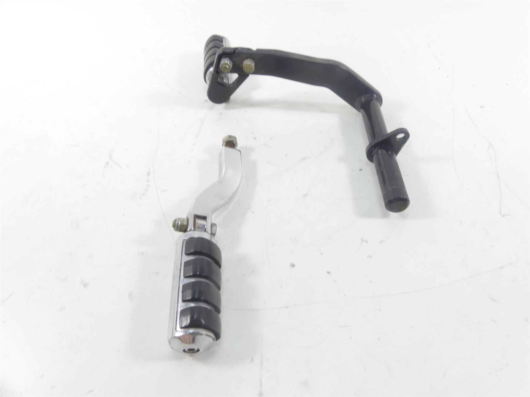 1995 Harley Dyna FXDL Low Rider Rear Passenger Footpeg Set 52740-94 52742-94 {{ shop.shopifyCountryName }} - Mototech271