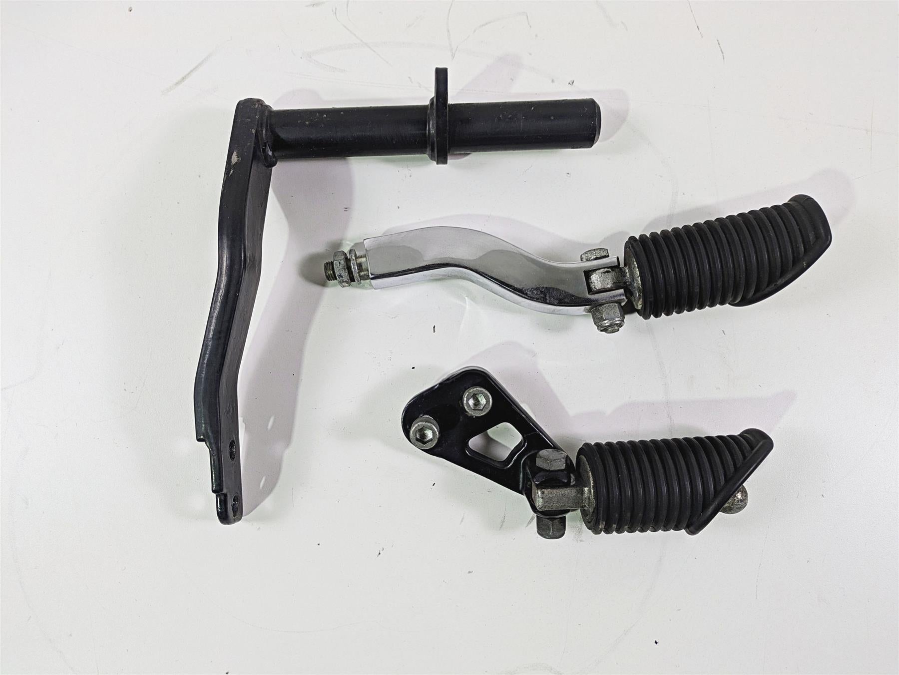 1999 Harley Dyna FXDL Low Rider Passenger Footpeg Set + Mount 49165-90 52740-94A {{ shop.shopifyCountryName }} - Mototech271