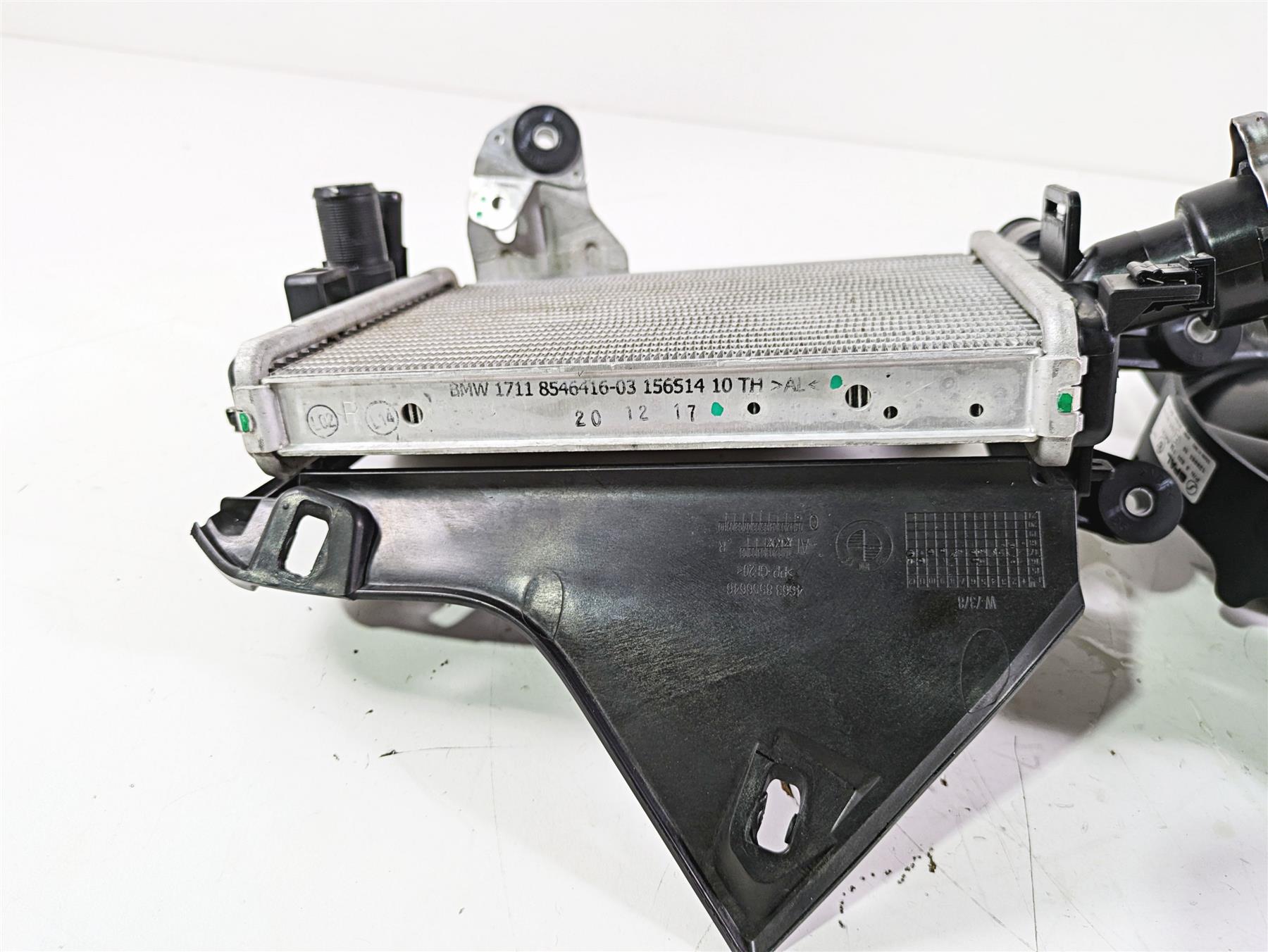 2018 BMW R1200GS GSW K50 Right Radiator + Reservoir Fan & Cover Set 17118546416 {{ shop.shopifyCountryName }} - Mototech271