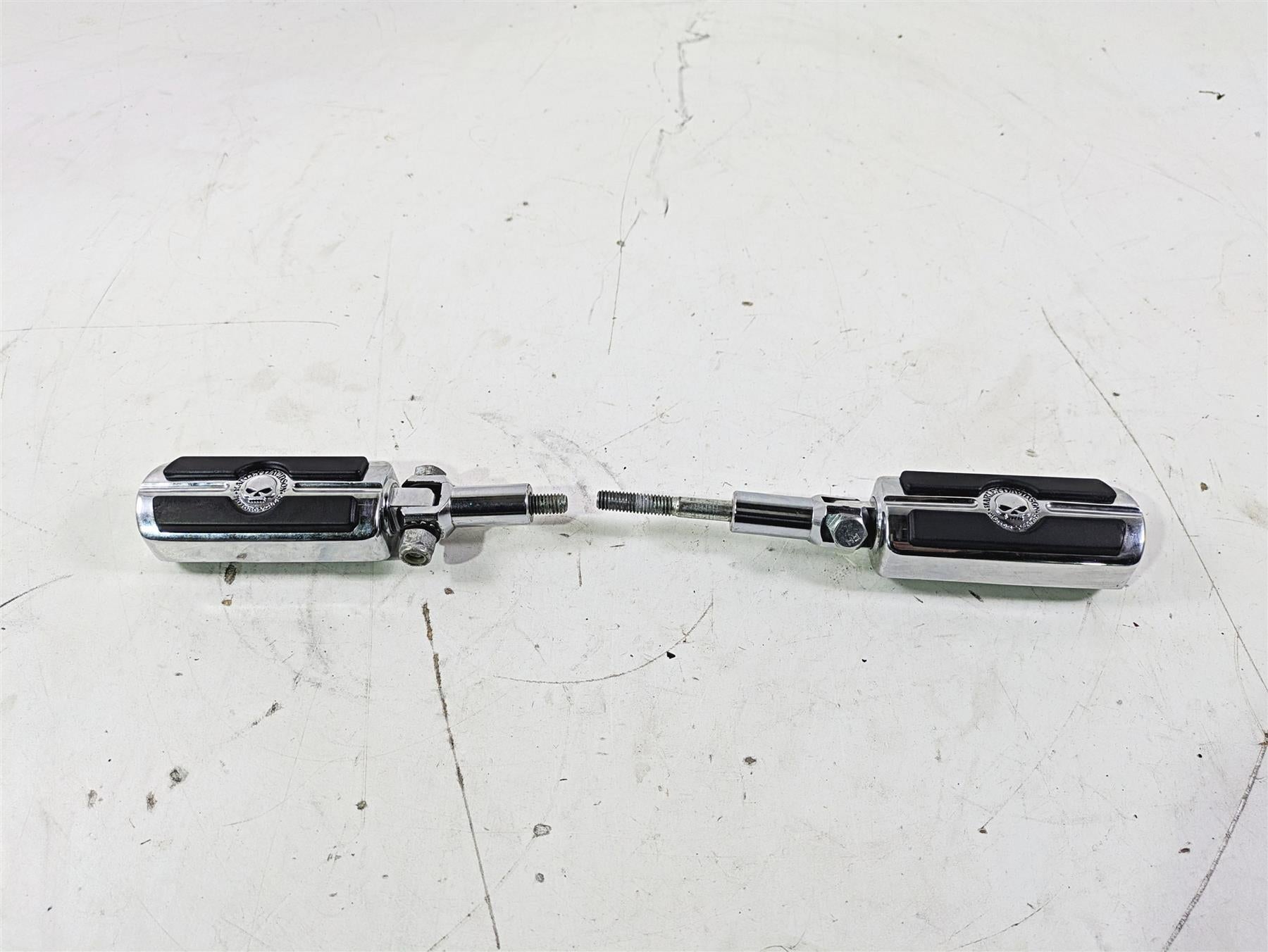 2004 Harley Softail FLSTF Fat Boy Rear Willie G Skull Footpeg Set -Read 50370-04 {{ shop.shopifyCountryName }} - Mototech271