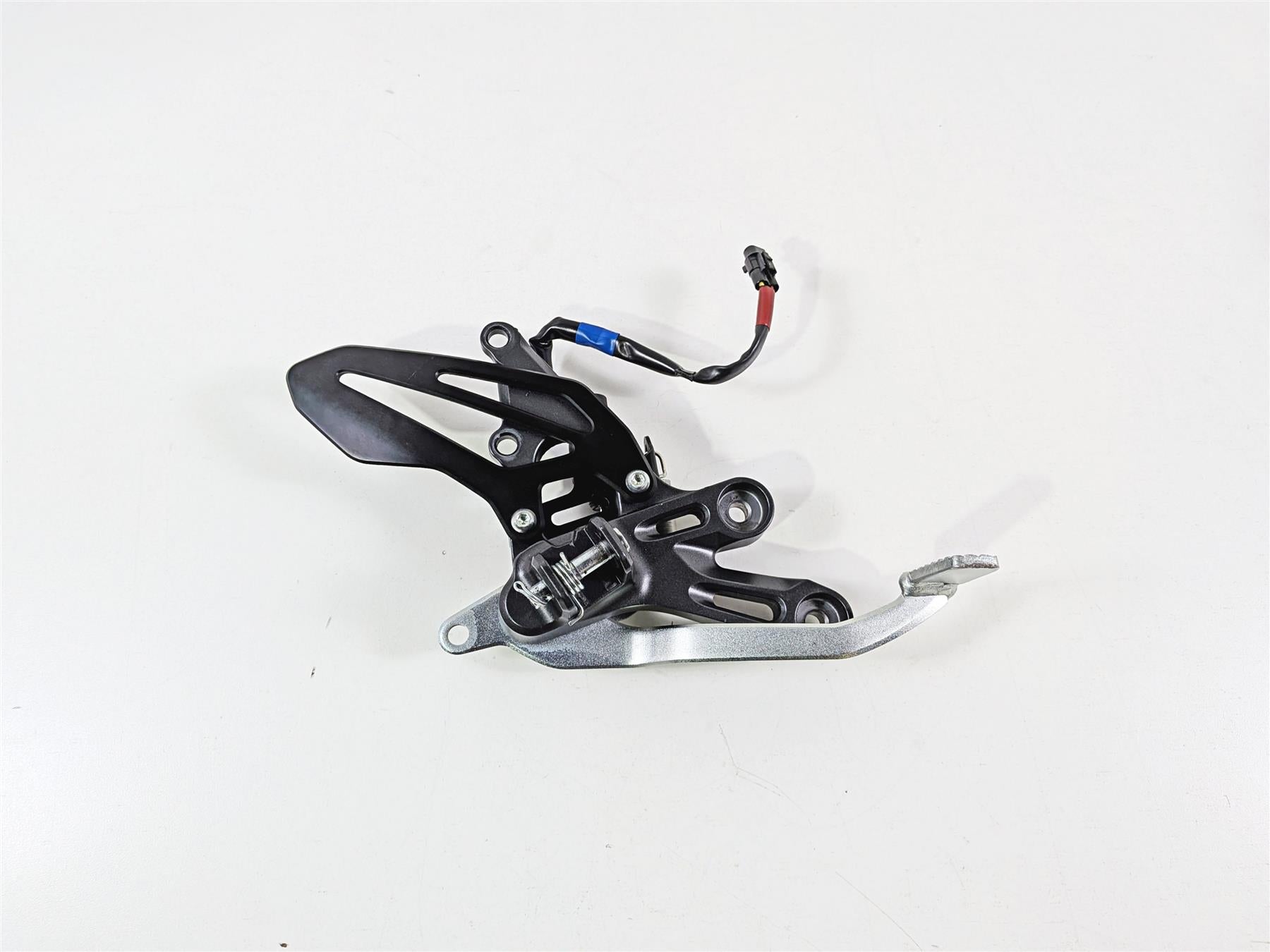2025 Yamaha YZF R7 Right Foot Peg Mount & Brake Pedal BEB-27443-00 BEB-27211-00 {{ shop.shopifyCountryName }} - Mototech271
