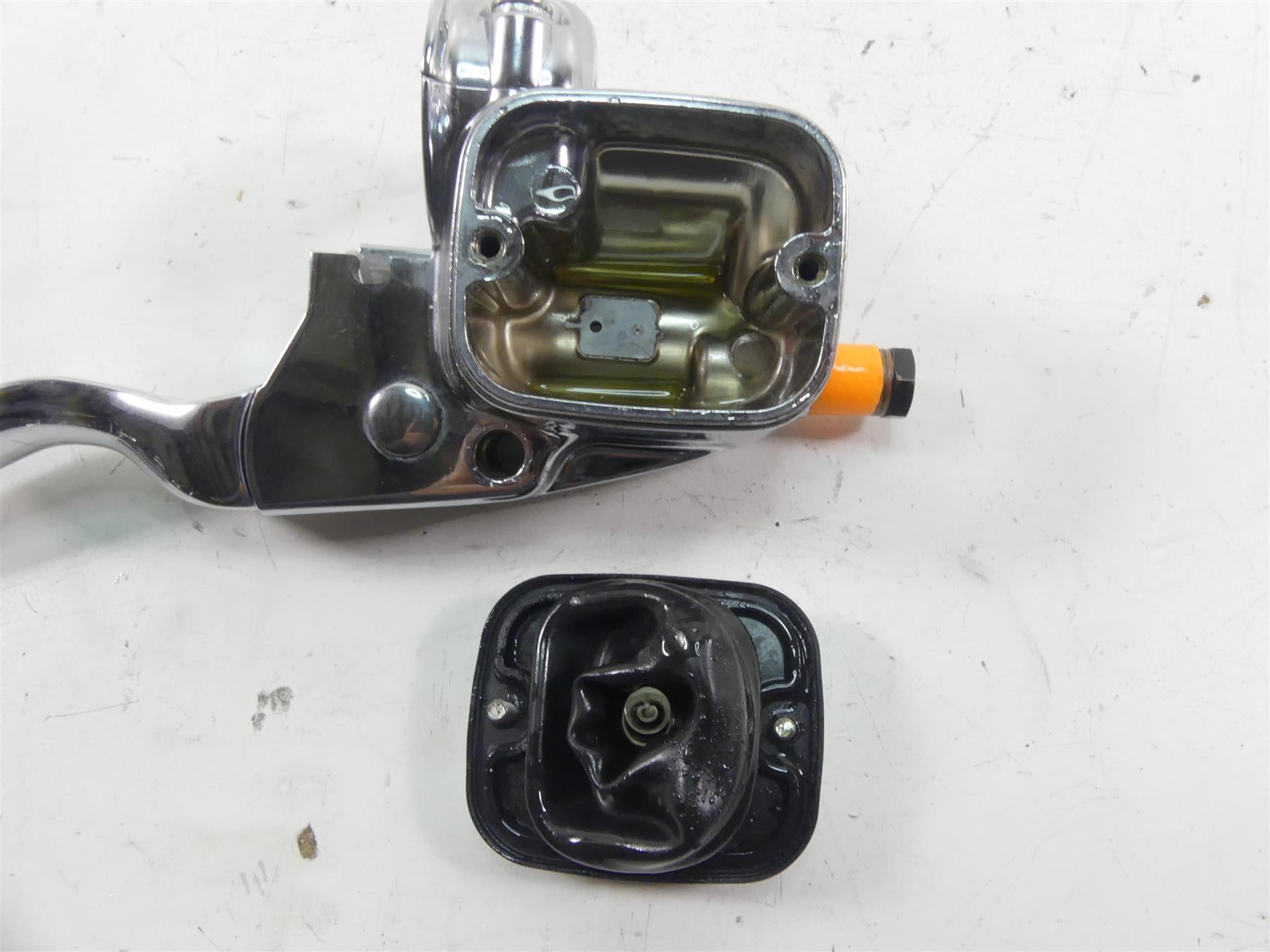 2005 Harley Touring CVO FLHTCSE Electra Glide Front Brake Master Cylind 46431-05 {{ shop.shopifyCountryName }} - Mototech271