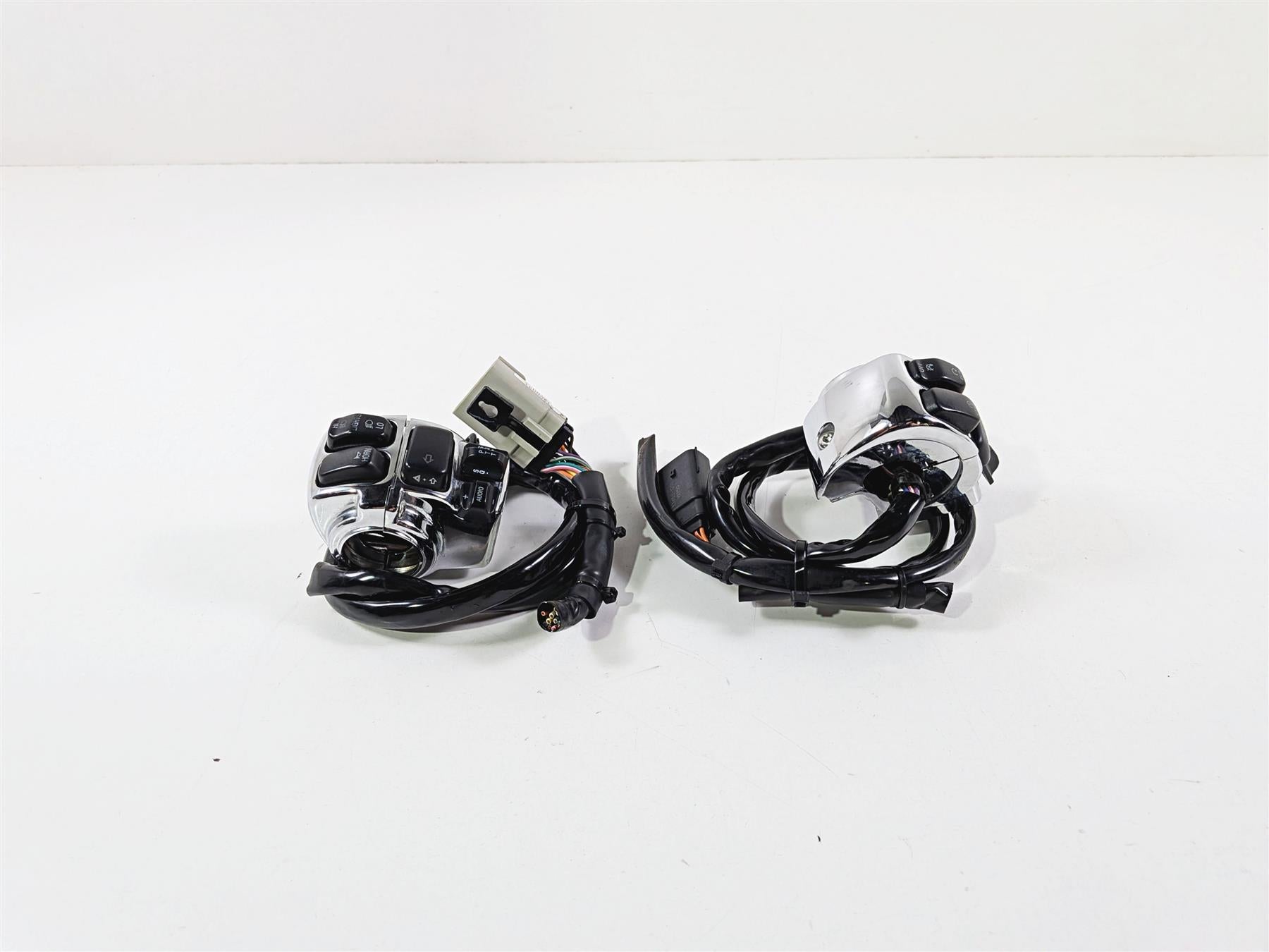 2011 Harley Touring FLHTCU CVO Electra Glide Left Right Control Switch 71682-06A-Mototech271