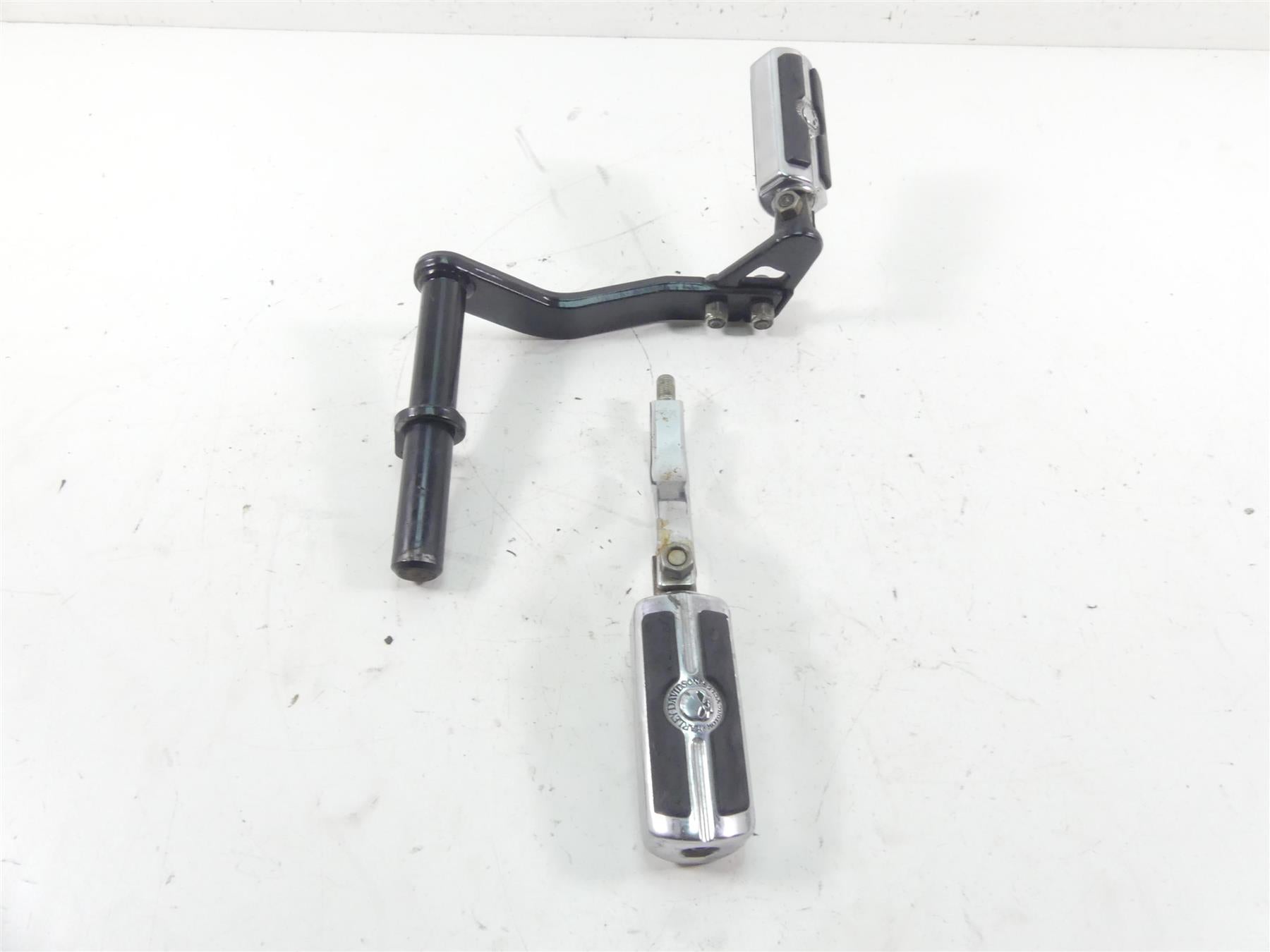 1998 Harley Dyna FXDL Low Rider Rear Passenger Foot Peg Set + Mount Arm 52740-94 {{ shop.shopifyCountryName }} - Mototech271