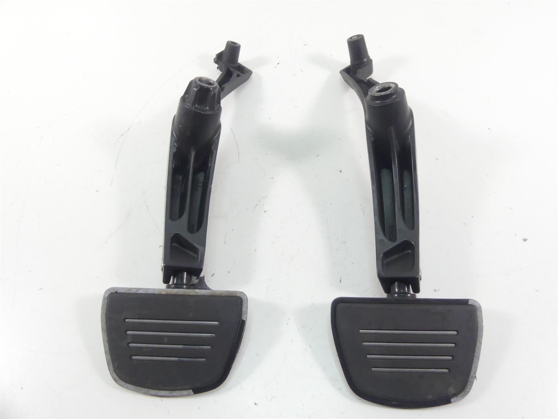 2013 Victory Cross Country Rear Passenger Footpeg Set -Read L 5136384 R 5136385 {{ shop.shopifyCountryName }} - Mototech271