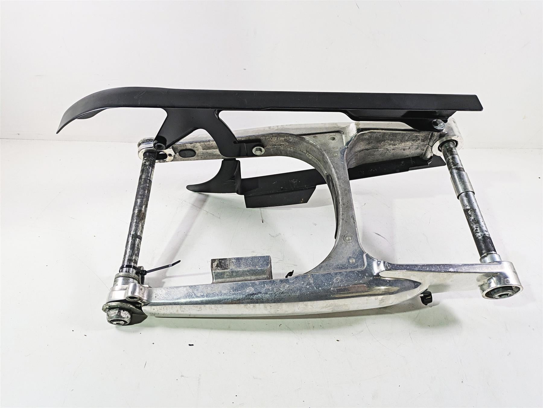 2006 Harley VRSCR Street V-Rod Rear Swingarm & Guards 48372-05 {{ shop.shopifyCountryName }} - Mototech271