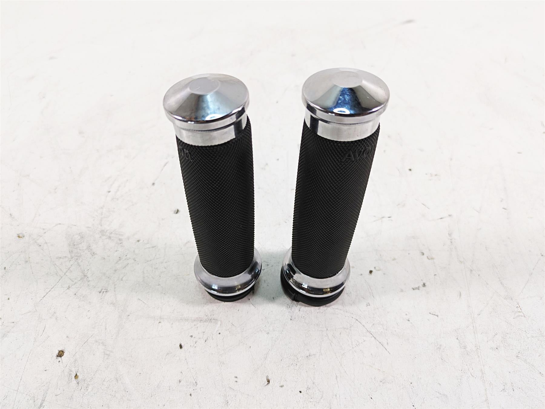 2010 Harley Touring FLHTCU Electra Glide Nice Avon Hand Grip Set CC-85-CH-FLY {{ shop.shopifyCountryName }} - Mototech271