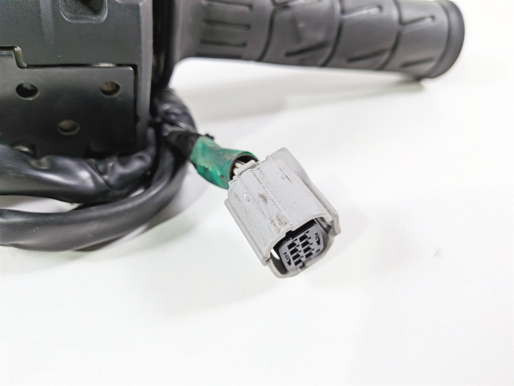 2022 Kawasaki ZX10R ZX1000 Ninja Right Hand Start Control Switch 46091-0585 {{ shop.shopifyCountryName }} - Mototech271
