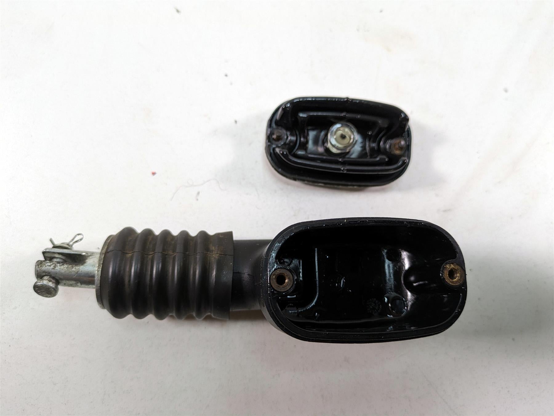 2006 Harley Touring FLHTCUI Electra Glide Rear Brake Master Cylinder 41767-05E {{ shop.shopifyCountryName }} - Mototech271