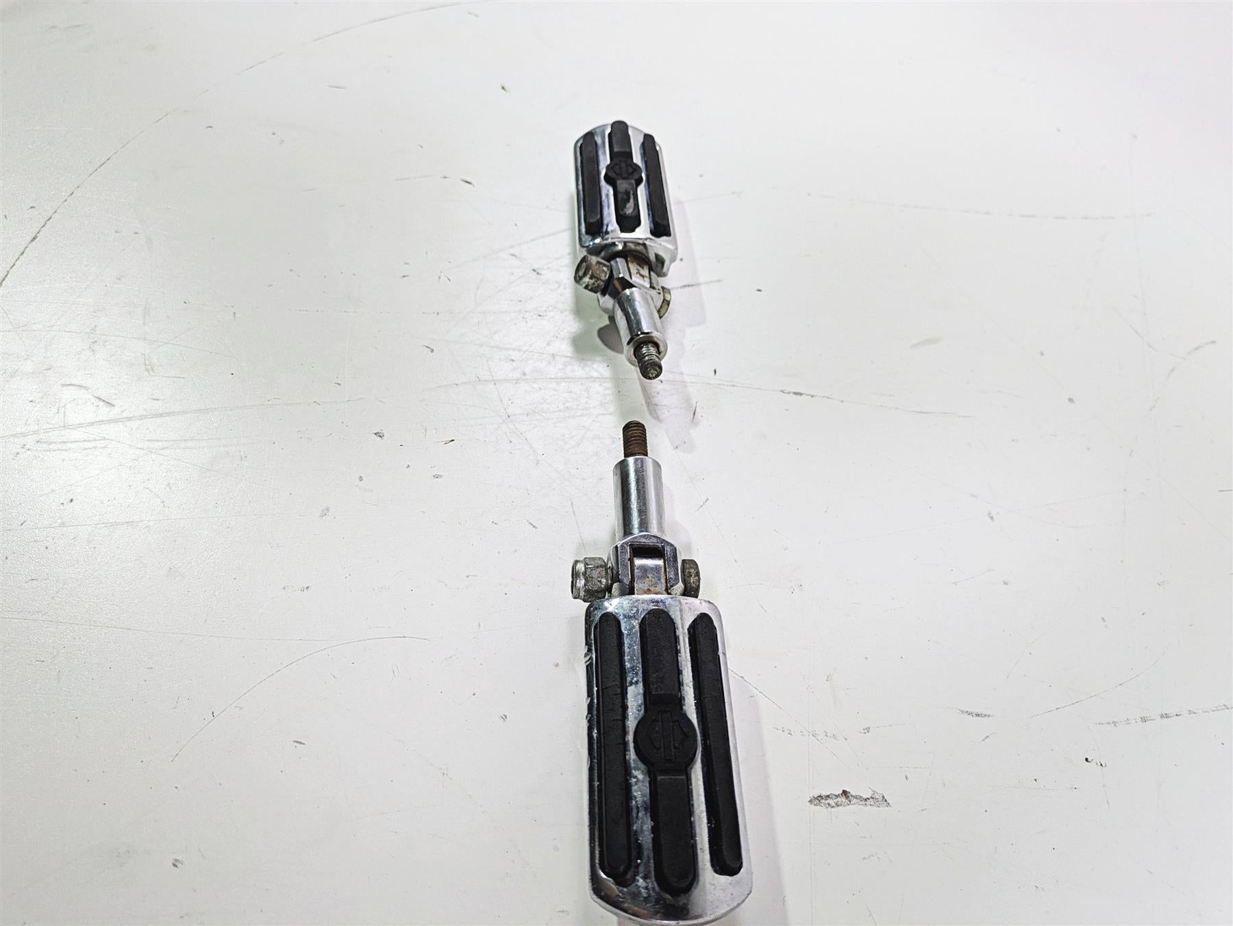 2004 Harley FLSTCI Softail Heritage Rear Passenger Foot Peg Set 50942-00 {{ shop.shopifyCountryName }} - Mototech271