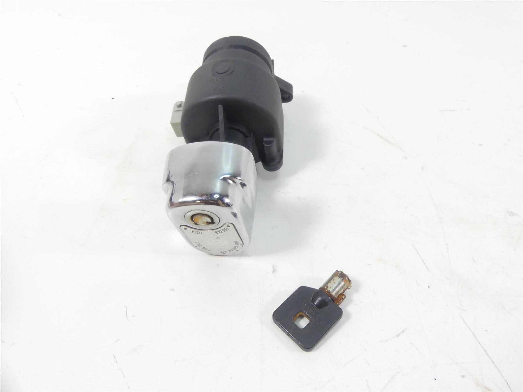 2014 Harley Touring FLHX Street Glide Ignition Switch + Key Lock Set 71400012A