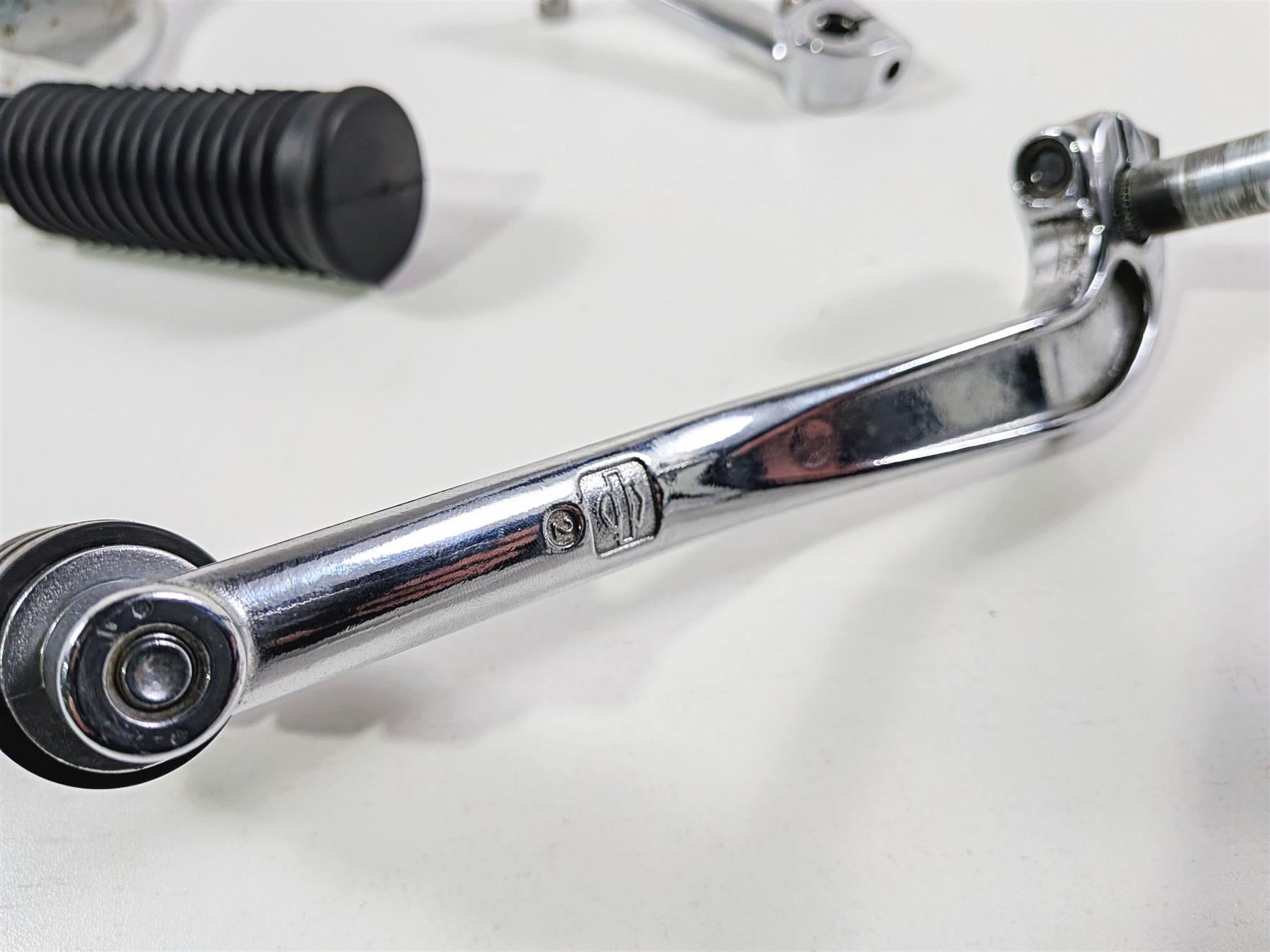 2014 Harley FXDL Dyna Low Rider Left Rider Mid Footpeg & Shifter 50500279 {{ shop.shopifyCountryName }} - Mototech271