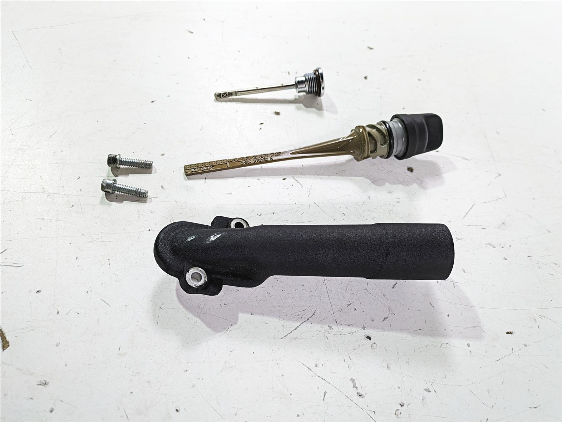 2021 Harley Softail FXBBS Street Bob Oil Dipstick Spout Set 62800062 {{ shop.shopifyCountryName }} - Mototech271