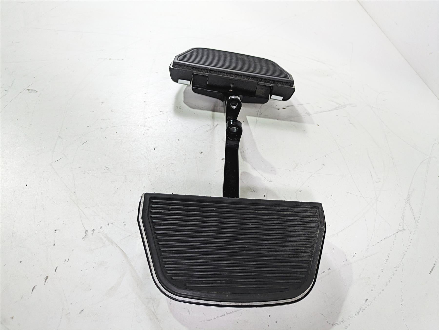 2008 Harley Touring FLHTCU E-Glide 105TH Passenger Floor Board Set 52719-93B {{ shop.shopifyCountryName }} - Mototech271