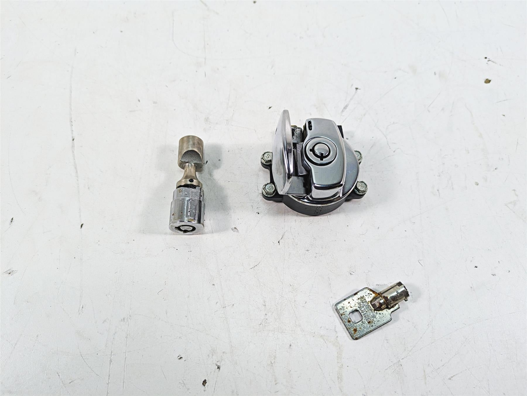 2000 Harley FXSTS Softail Springer Ignition Switch Key Lock Set 71450-04 {{ shop.shopifyCountryName }} - Mototech271