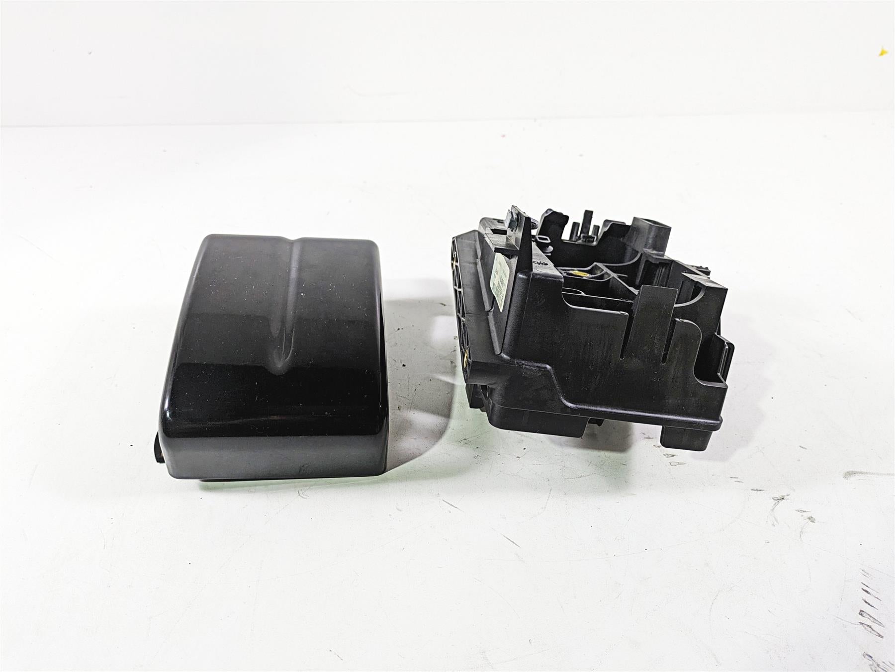 2017 Harley Dyna FXDB Street Bob Electrical Carrier & Black Cover 70367-12 {{ shop.shopifyCountryName }} - Mototech271