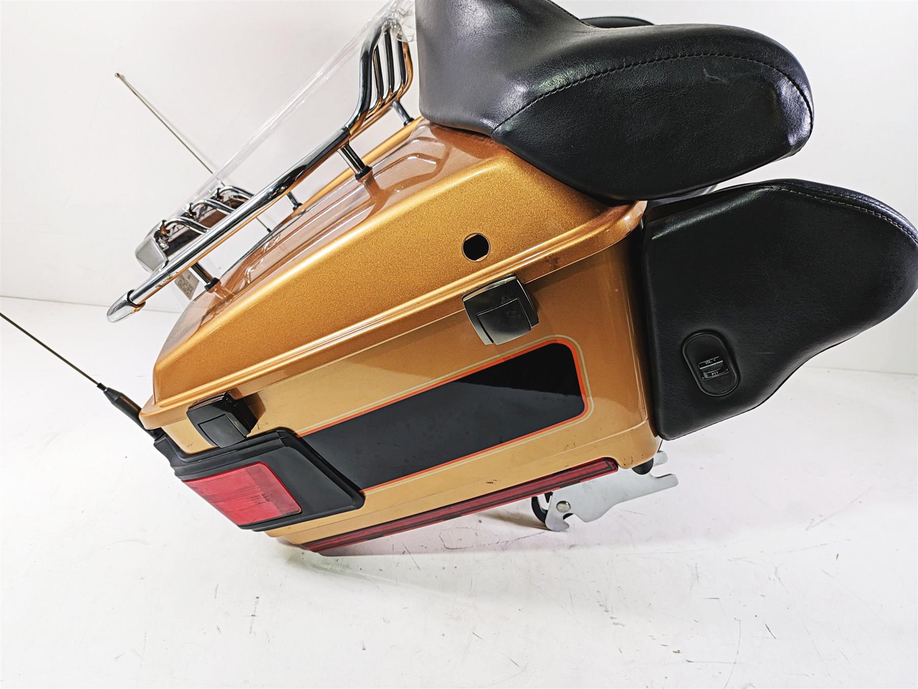 2008 Harley Touring FLHTCU E-Glide 105TH Gold Trunk Tour Pack & Mount 53217-08 {{ shop.shopifyCountryName }} - Mototech271