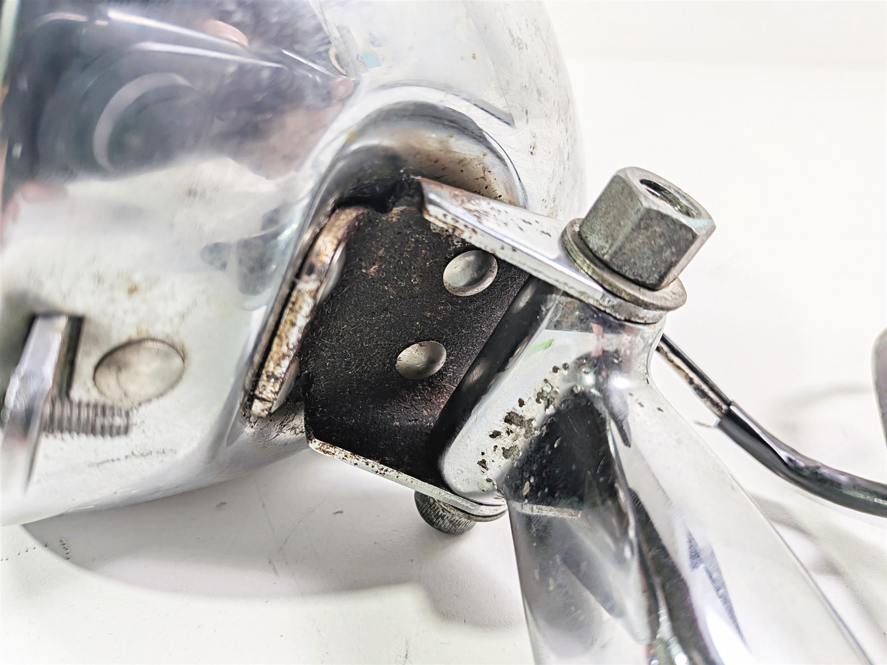 2006 Harley Sportster XL1200 C Headlight Head Light Lamp & Mount 69670-04A {{ shop.shopifyCountryName }} - Mototech271