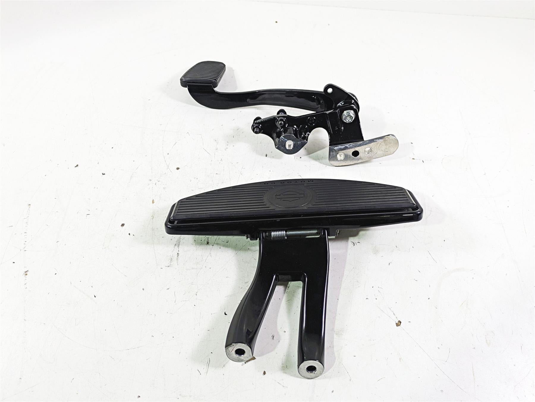 2019 Harley FLHCS Softail Heritage Front Right Floorboard + Brake Pedal 50600206 {{ shop.shopifyCountryName }} - Mototech271