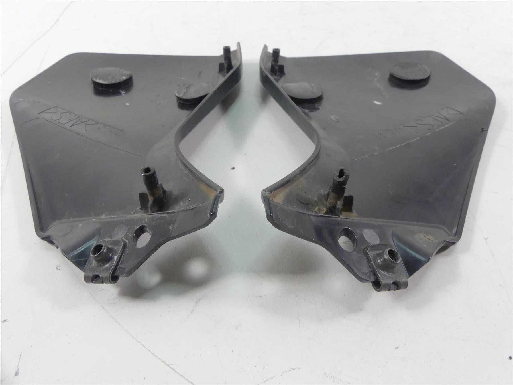 2015 Yamaha MT09 FZ09 Fuel Gas Tank Side Fairing Set 1RC-24108-00-00 {{ shop.shopifyCountryName }} - Mototech271