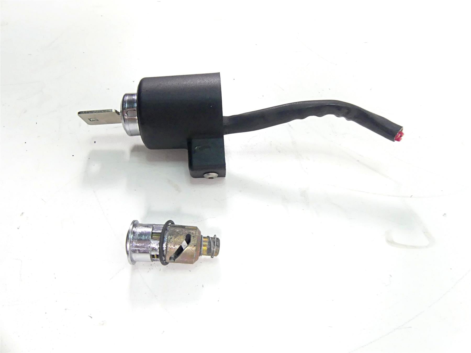 2005 Harley Sportster XL1200 C Ignition Switch Steering Lock Key Set 71441-94 {{ shop.shopifyCountryName }} - Mototech271