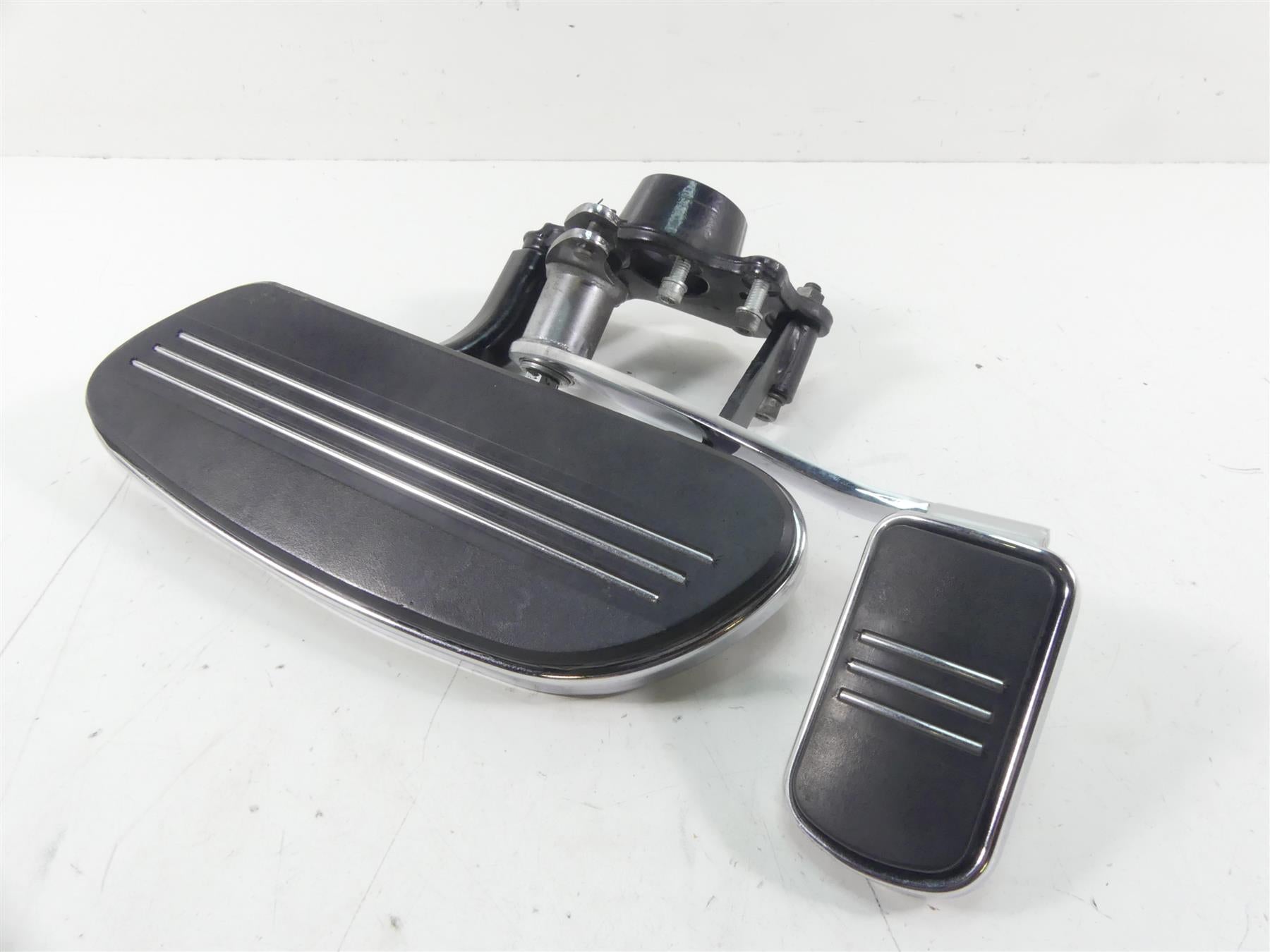 2014 Harley Touring FLHX Street Glide Right Front Floor Board & Pedal 50518-09