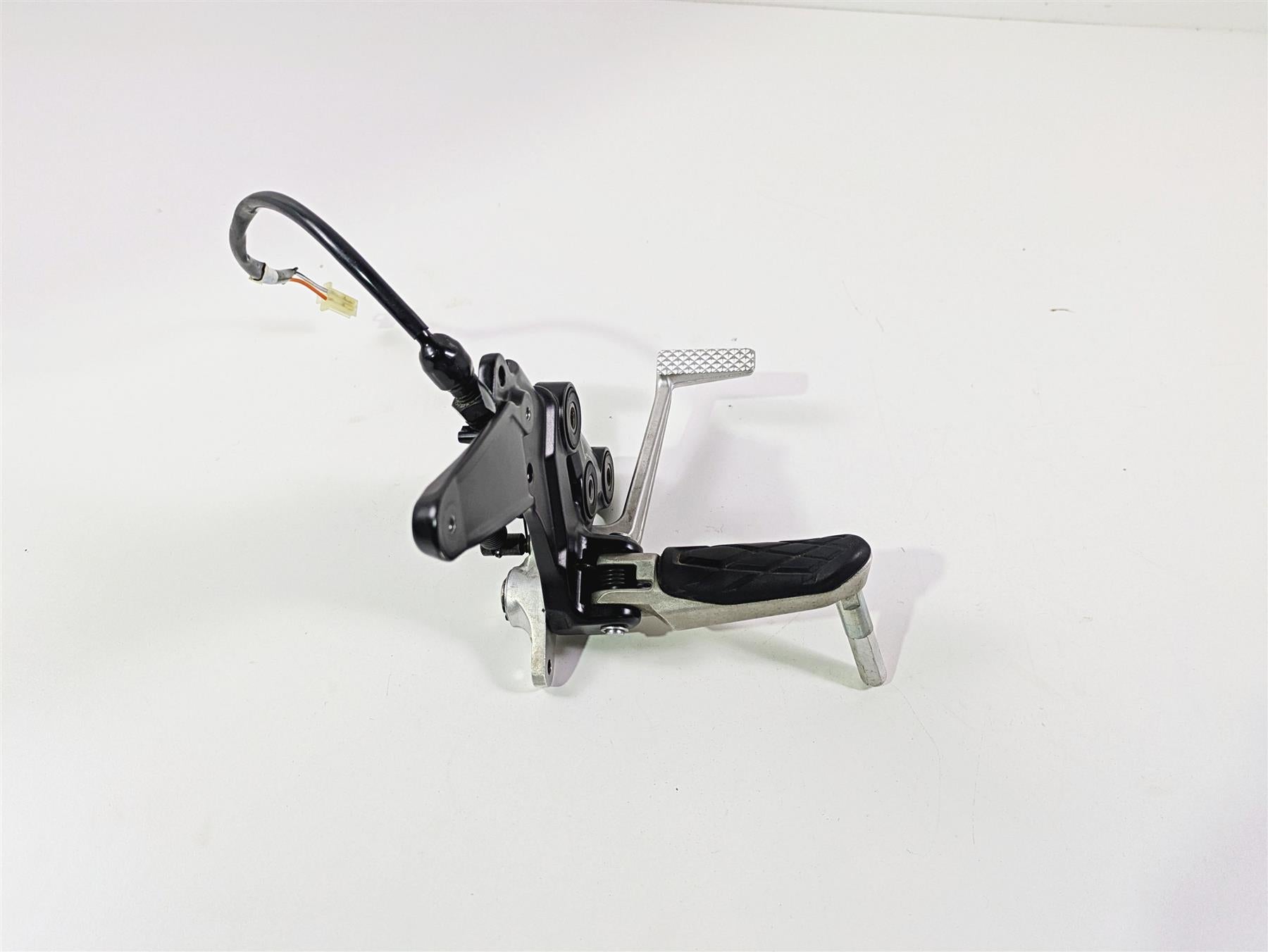 2023 Suzuki GSX1300 RR Hayabusa Right Front Footpeg & Brake Pedal 43510-10L00 {{ shop.shopifyCountryName }} - Mototech271