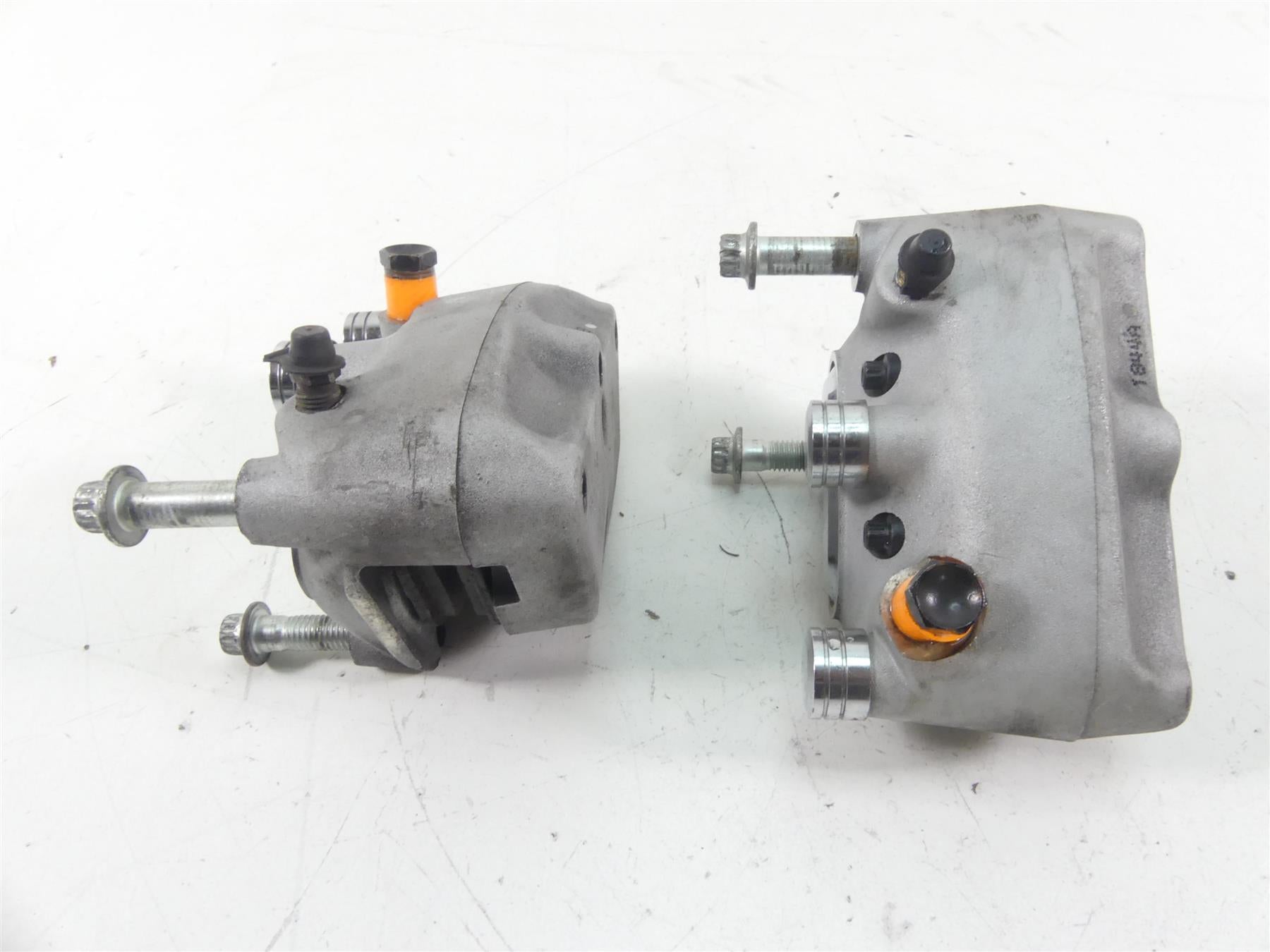 2005 Harley Touring CVO FLHTCSE Electra Glide Front Brake Caliper Set 44382-99C {{ shop.shopifyCountryName }} - Mototech271