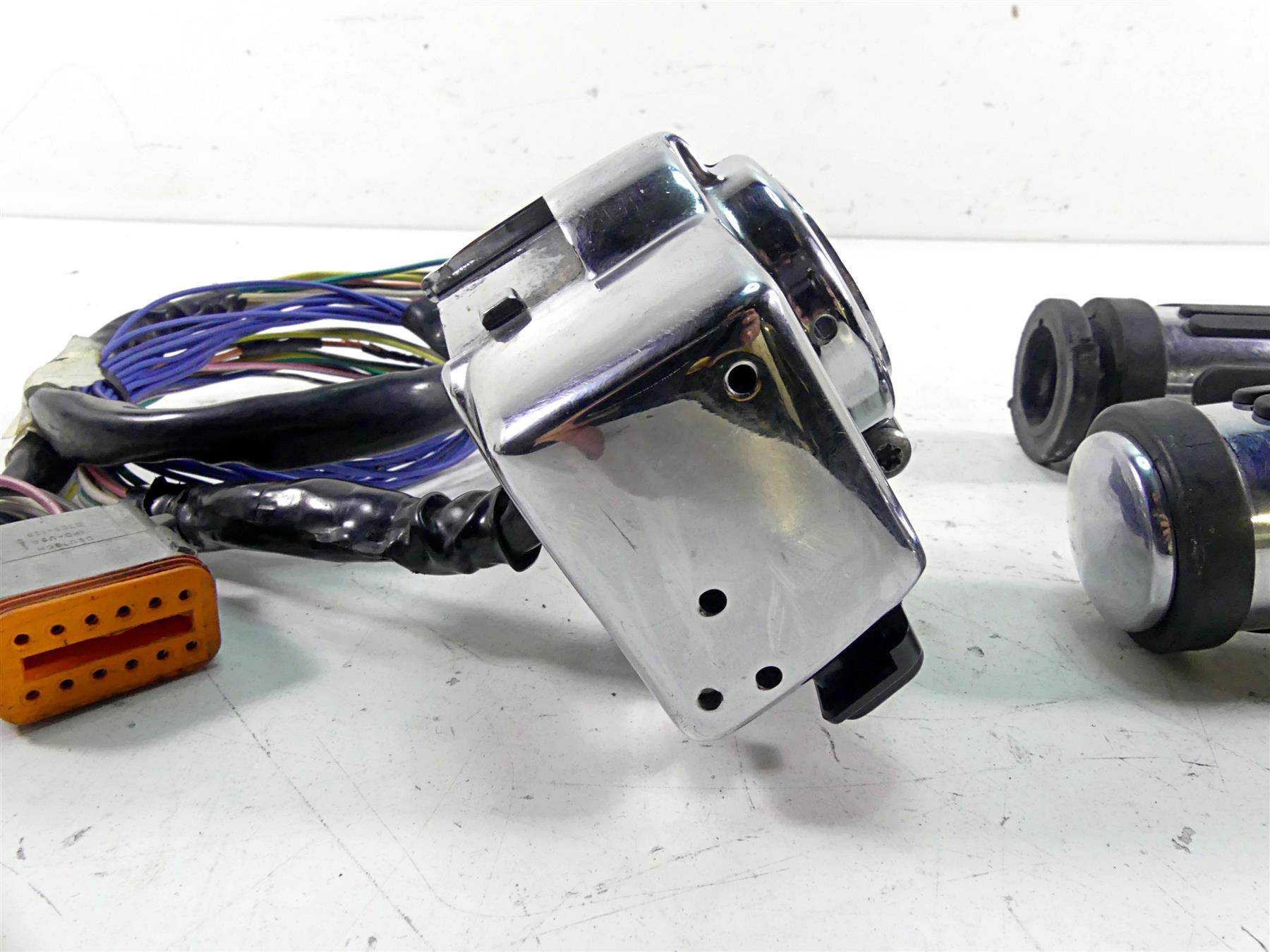 2002 Harley Touring FLHTC Electra Glide Chrome Hand Control Switch Set 71685-06A {{ shop.shopifyCountryName }} - Mototech271