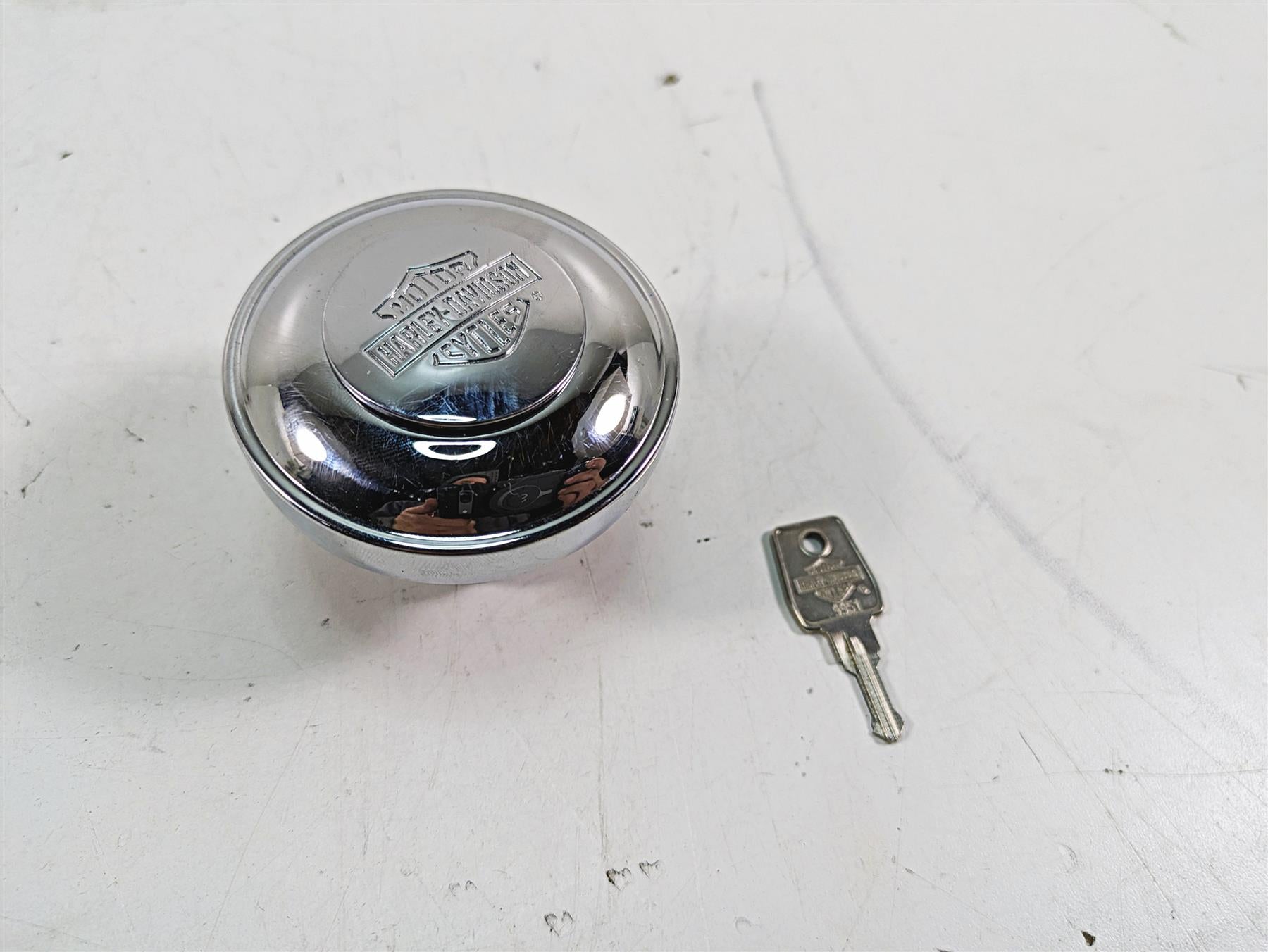2006 Harley Softail FXSTSI Springer Chrome Fuel Gas Cap & Key {{ shop.shopifyCountryName }} - Mototech271