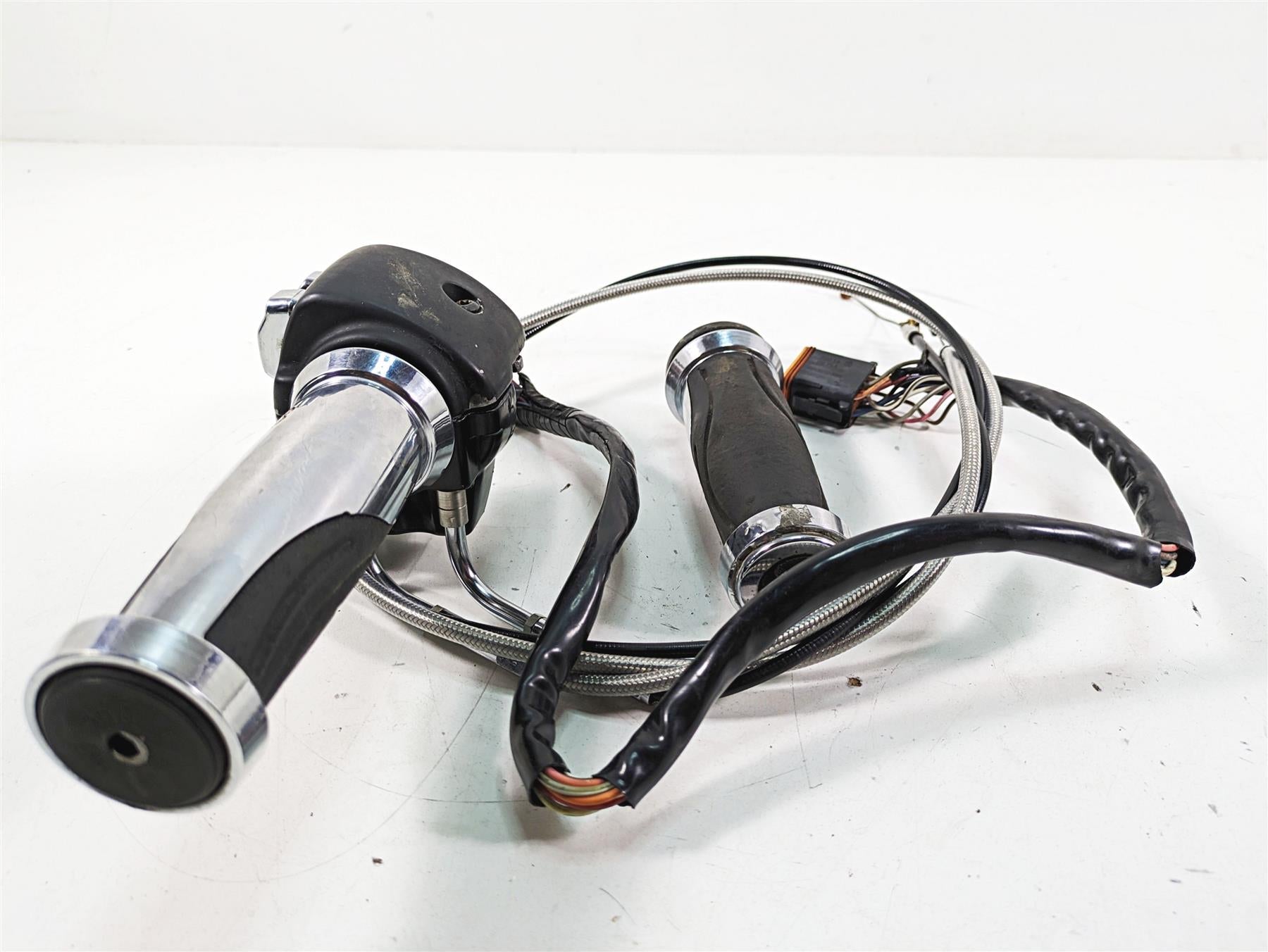 2005 Harley Touring FLHTCUI Electra Glide Right Control Switch - Read 71589-96 {{ shop.shopifyCountryName }} - Mototech271