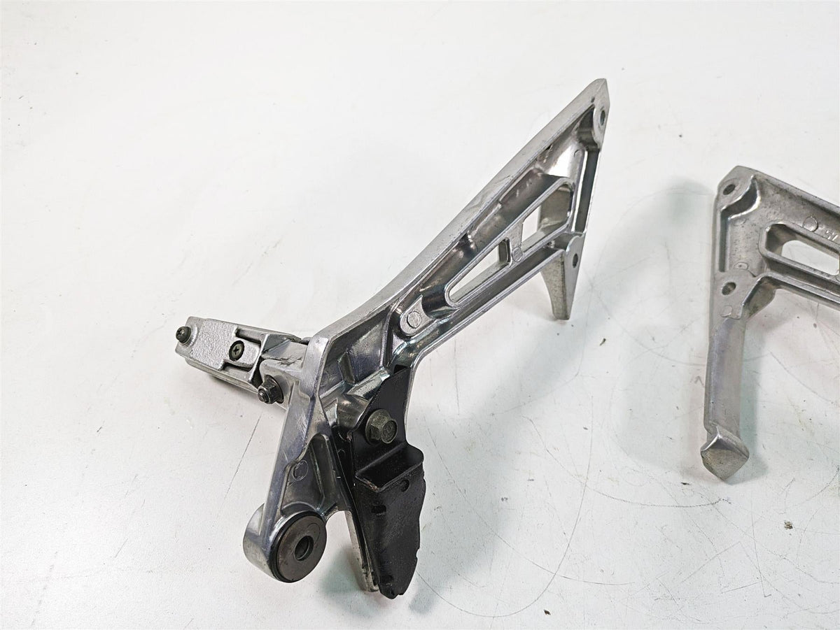 2002 Yamaha FZ1 FZS1000 Fazer Rear Passenger Footpeg Set 5LV-27430-01-00 {{ shop.shopifyCountryName }} - Mototech271