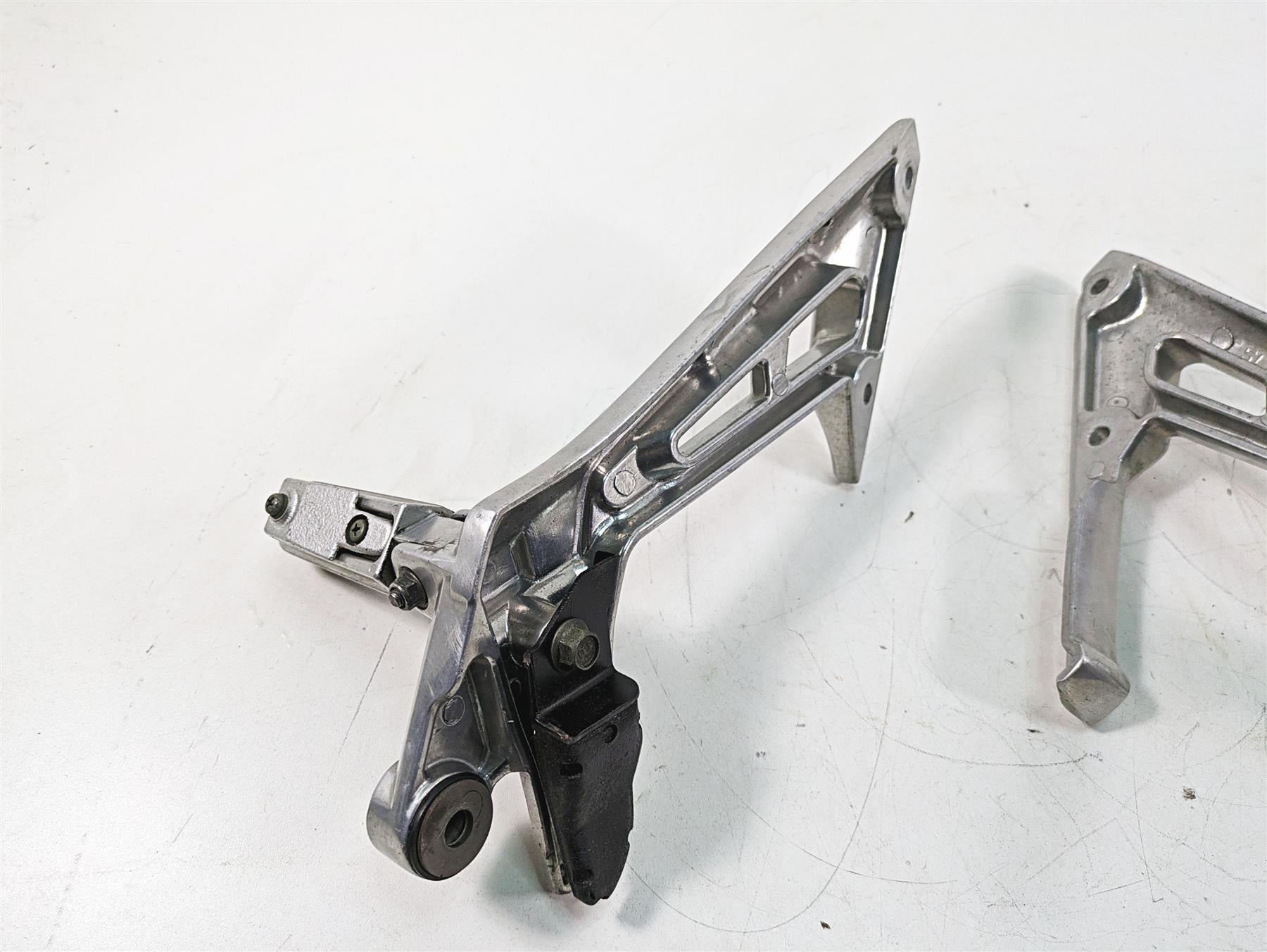 2002 Yamaha FZ1 FZS1000 Fazer Rear Passenger Footpeg Set 5LV-27430-01-00 {{ shop.shopifyCountryName }} - Mototech271