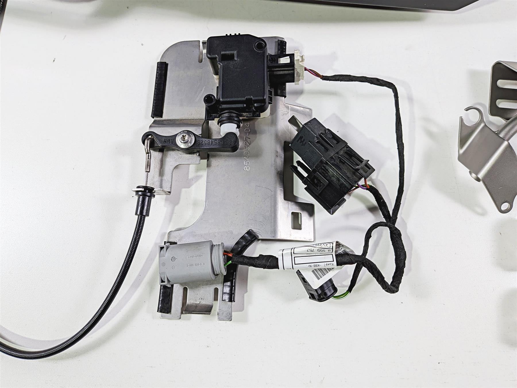 2023 BMW R1250RT RTP K52 Rear Radio Trunk & Mounting Hardware 46637693159 {{ shop.shopifyCountryName }} - Mototech271