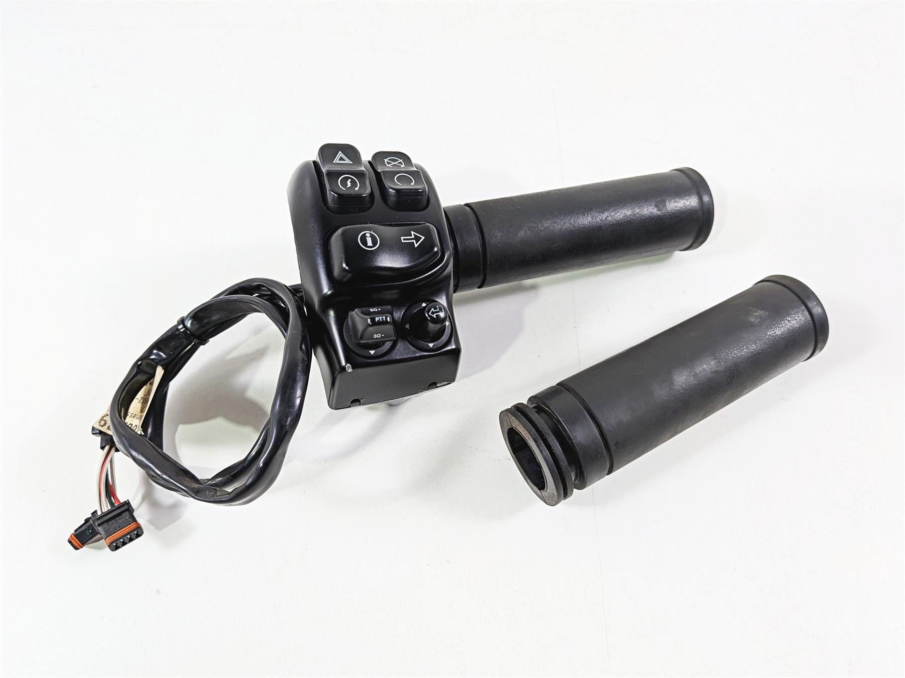 2014 Harley Touring FLHTK Electra Glide Right Hand Control Switch 71500130C-Mototech271