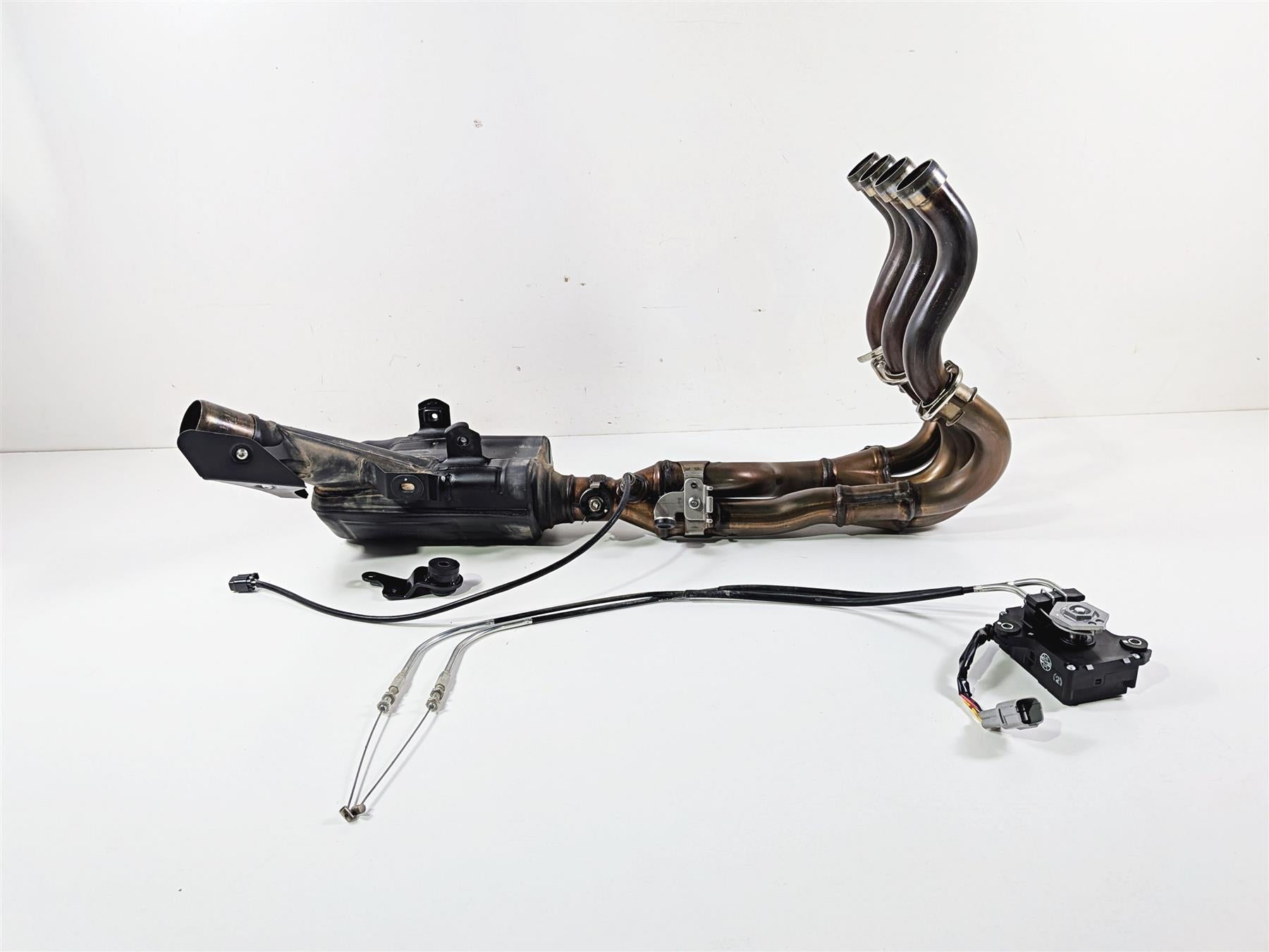2024 Suzuki GSXR600 Exhaust Header & Servo Motor 14100-14J00 33970-47H03 {{ shop.shopifyCountryName }} - Mototech271