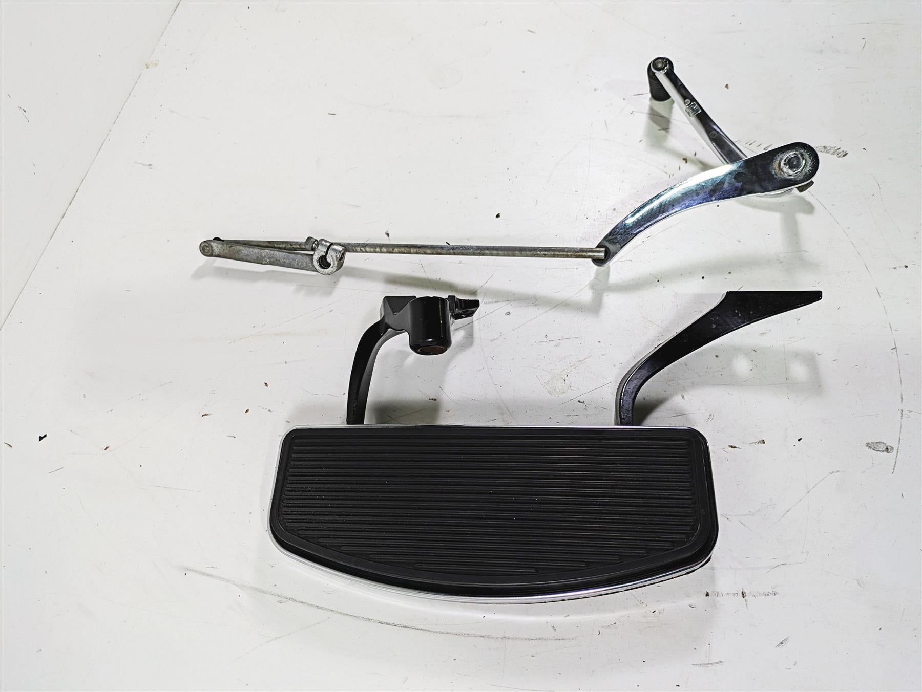 2012 Harley FLD Dyna Switchback Left Floor Board & Shifter 54174-12 34887-06 {{ shop.shopifyCountryName }} - Mototech271
