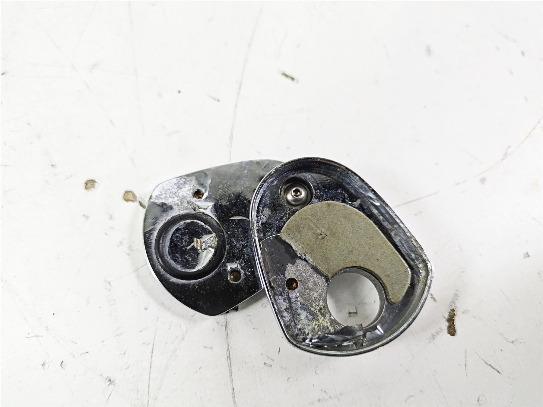 2003 Harley Touring FLHTCUI E-Glide 100th Ignition Switch Lock Cover 71663-99 {{ shop.shopifyCountryName }} - Mototech271