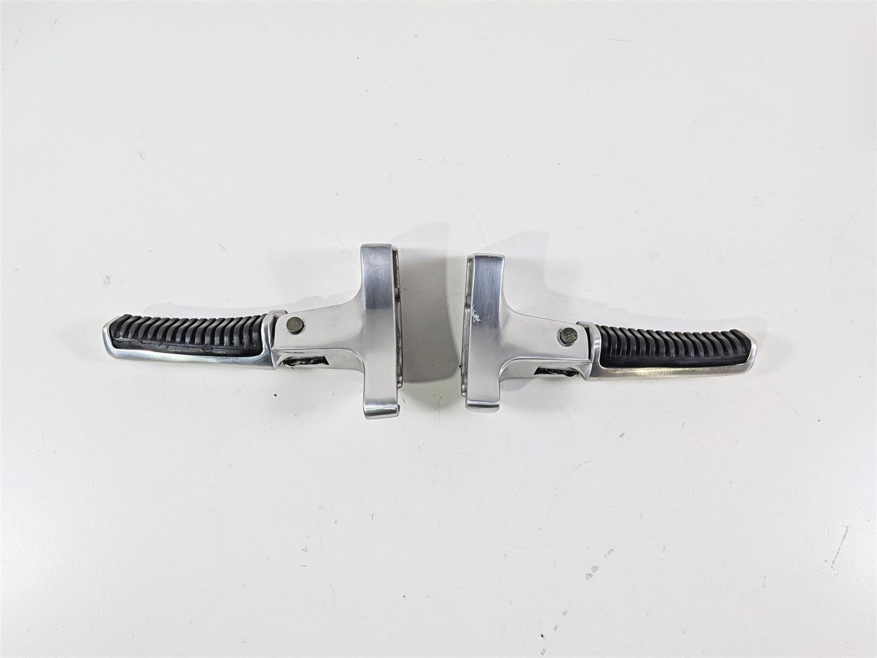 2006 Suzuki C90 VL1500T Boulevard Rear Passenger Footpeg Set 43811-10F10 {{ shop.shopifyCountryName }} - Mototech271