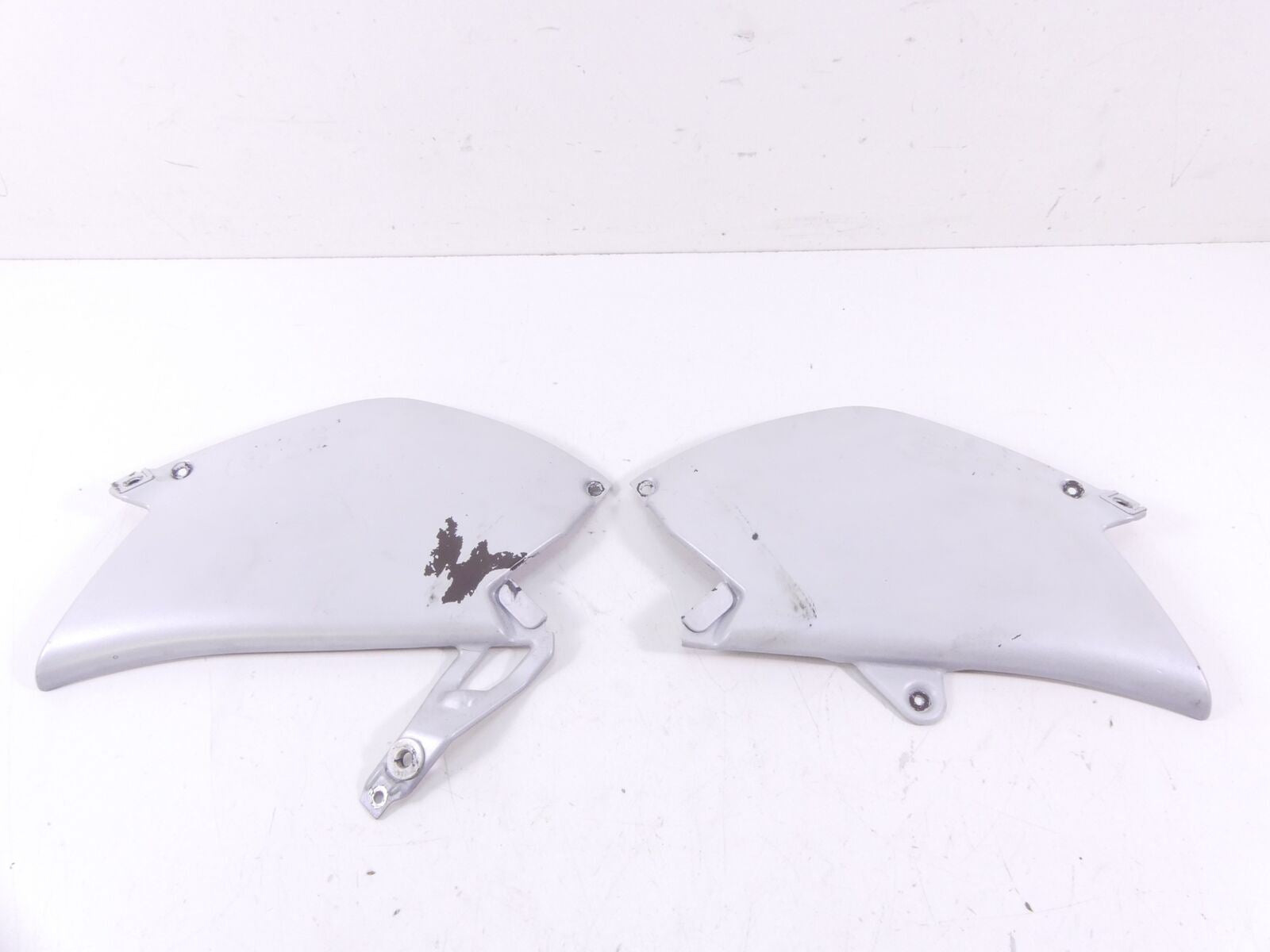 2005 BMW R1200GS K25 Between Leg Side Tank Trim Cover Panel Set -Read 4663767751 {{ shop.shopifyCountryName }} - Mototech271