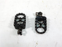 Load image into Gallery viewer, 2015 Harley FXDL Dyna Low Rider Aftermarket Grip Stunt Footpeg Foot Peg Set
