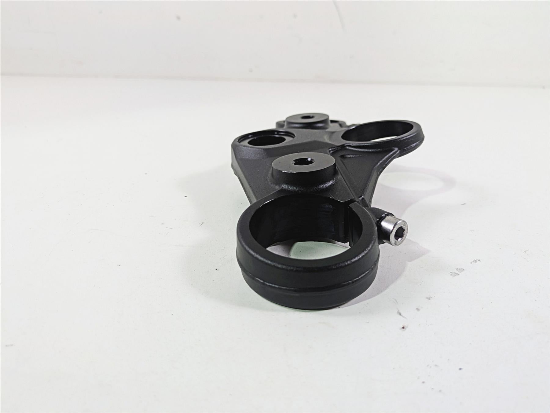2024 Triumph Street Triple 765 R Upper Triple Tree Steering Clamp T2041726 {{ shop.shopifyCountryName }} - Mototech271