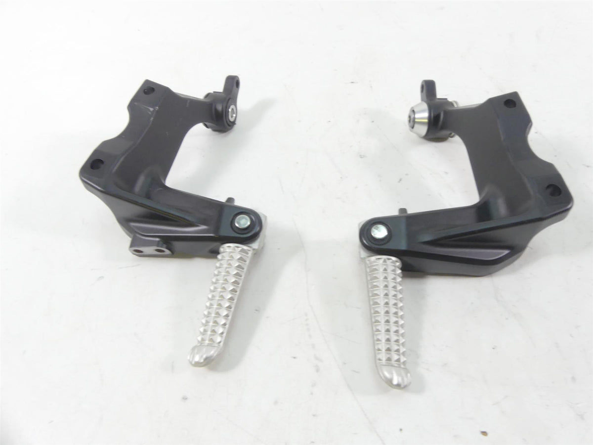 2013 Yamaha VMX17 V-Max 1700 Rear Passenger Footpeg Set - Read 2S3-27430-00-00 {{ shop.shopifyCountryName }} - Mototech271