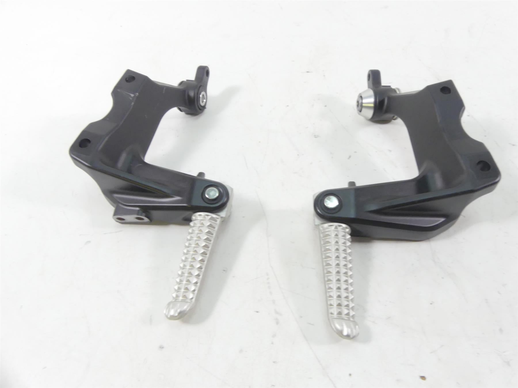 2013 Yamaha VMX17 V-Max 1700 Rear Passenger Footpeg Set - Read 2S3-27430-00-00 {{ shop.shopifyCountryName }} - Mototech271
