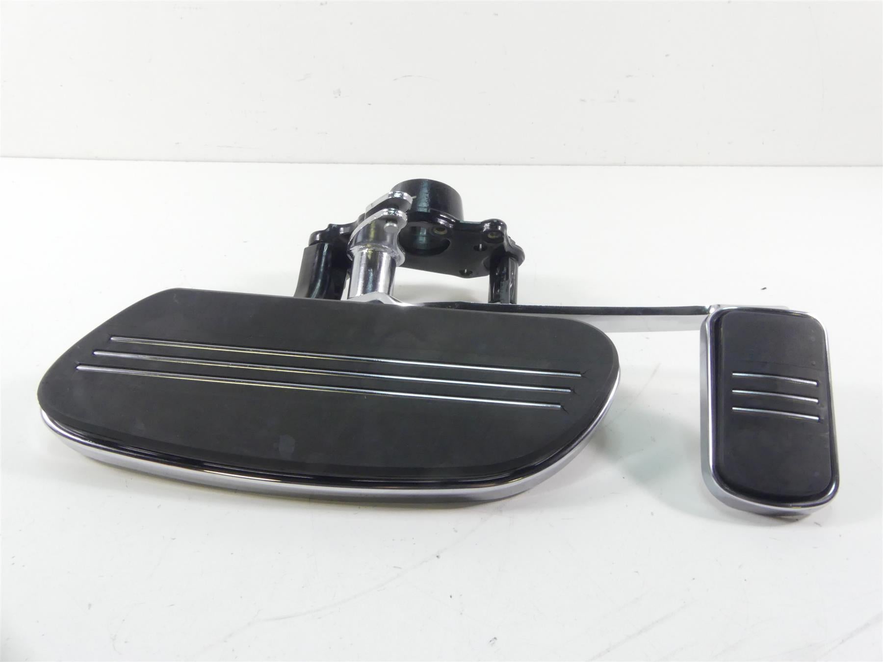 2012 Harley Touring FLHX Street Glide Front Floor Board Brake Pedal Set 50518-09 {{ shop.shopifyCountryName }} - Mototech271