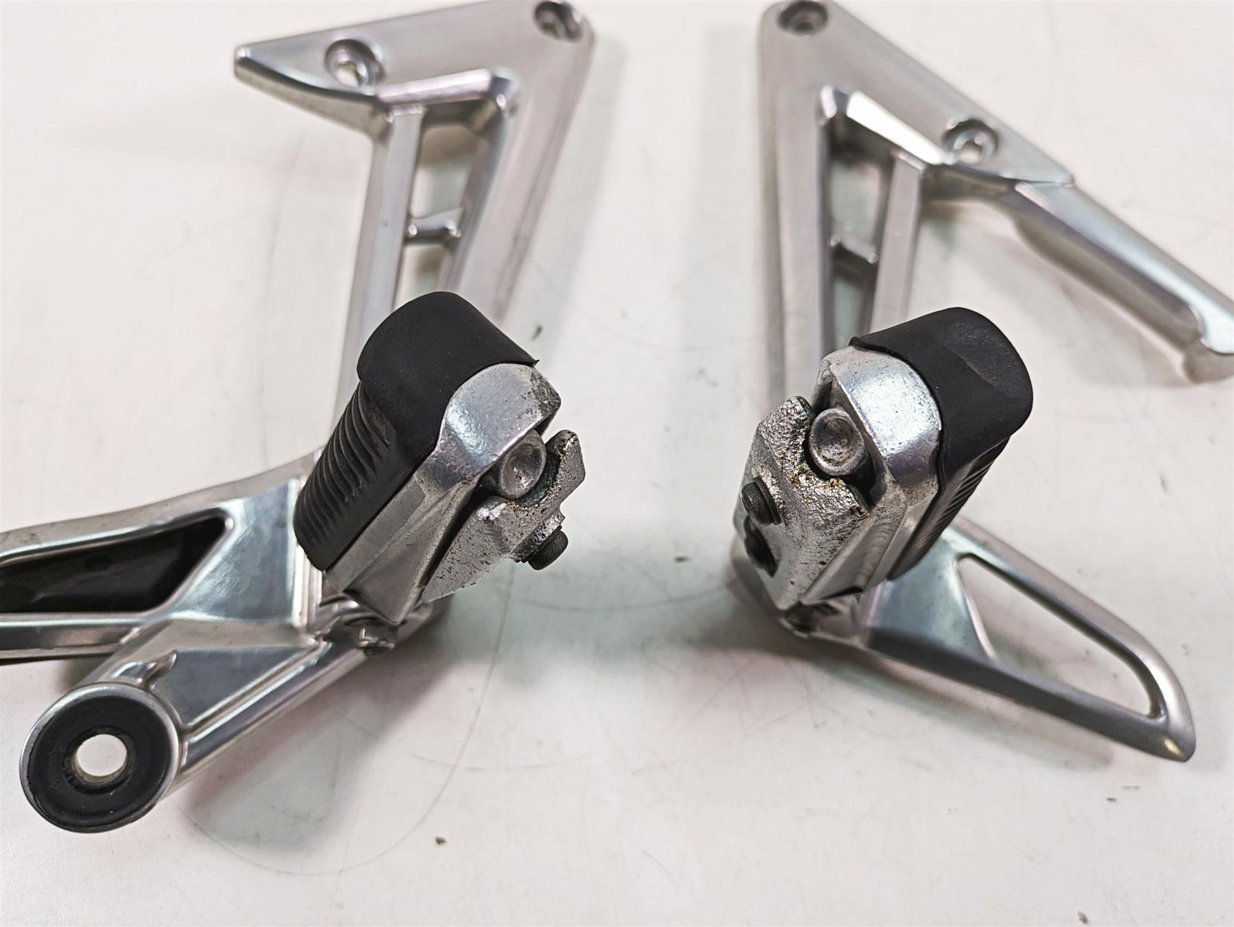 2002 Yamaha FZ1 FZS1000 Fazer Rear Passenger Footpeg Set 5LV-27430-01-00 {{ shop.shopifyCountryName }} - Mototech271