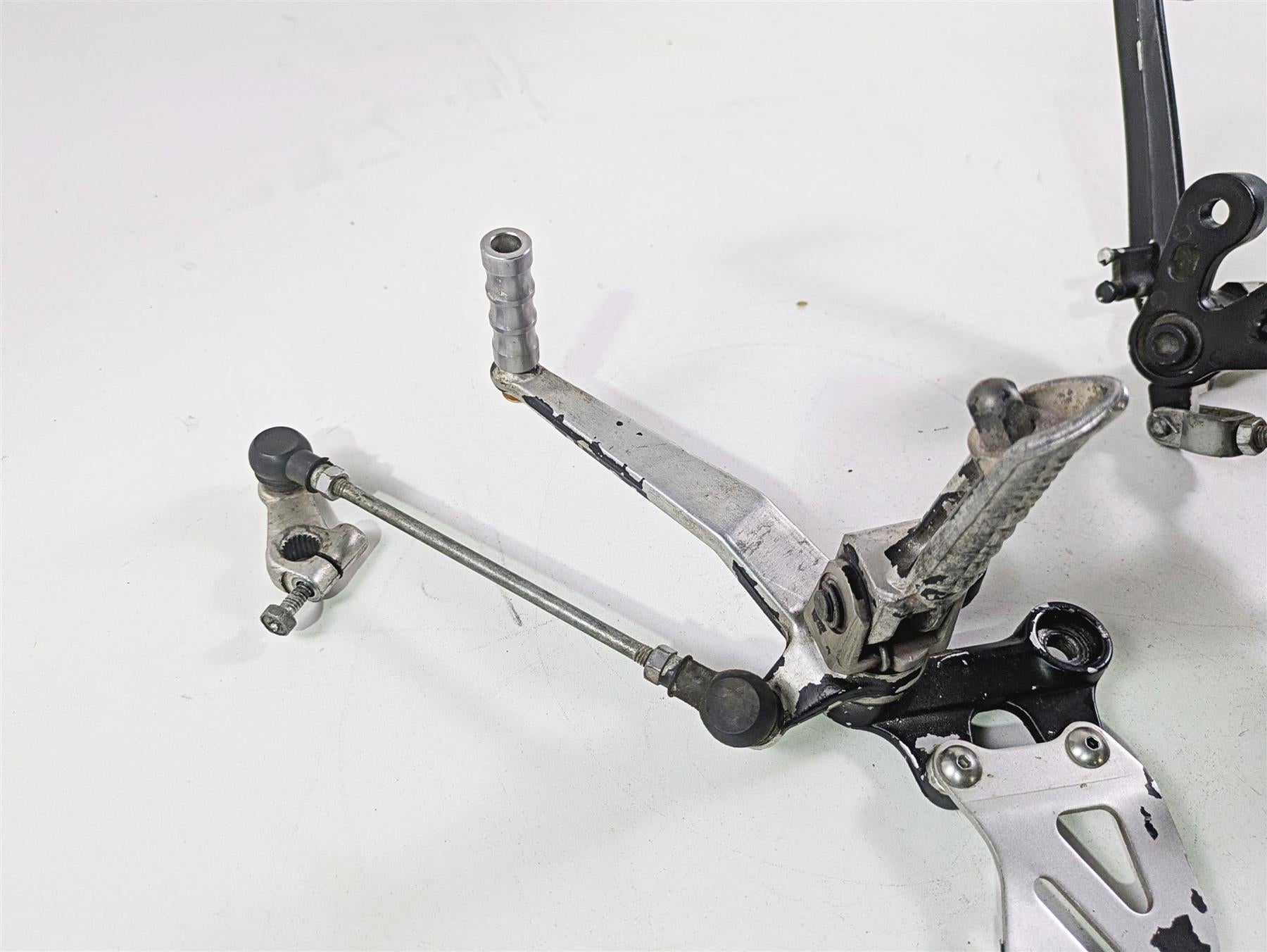 2006 Suzuki GSXR1000 K6 Front Left Right Footpeg Brake Master Set 43521-41G00 {{ shop.shopifyCountryName }} - Mototech271