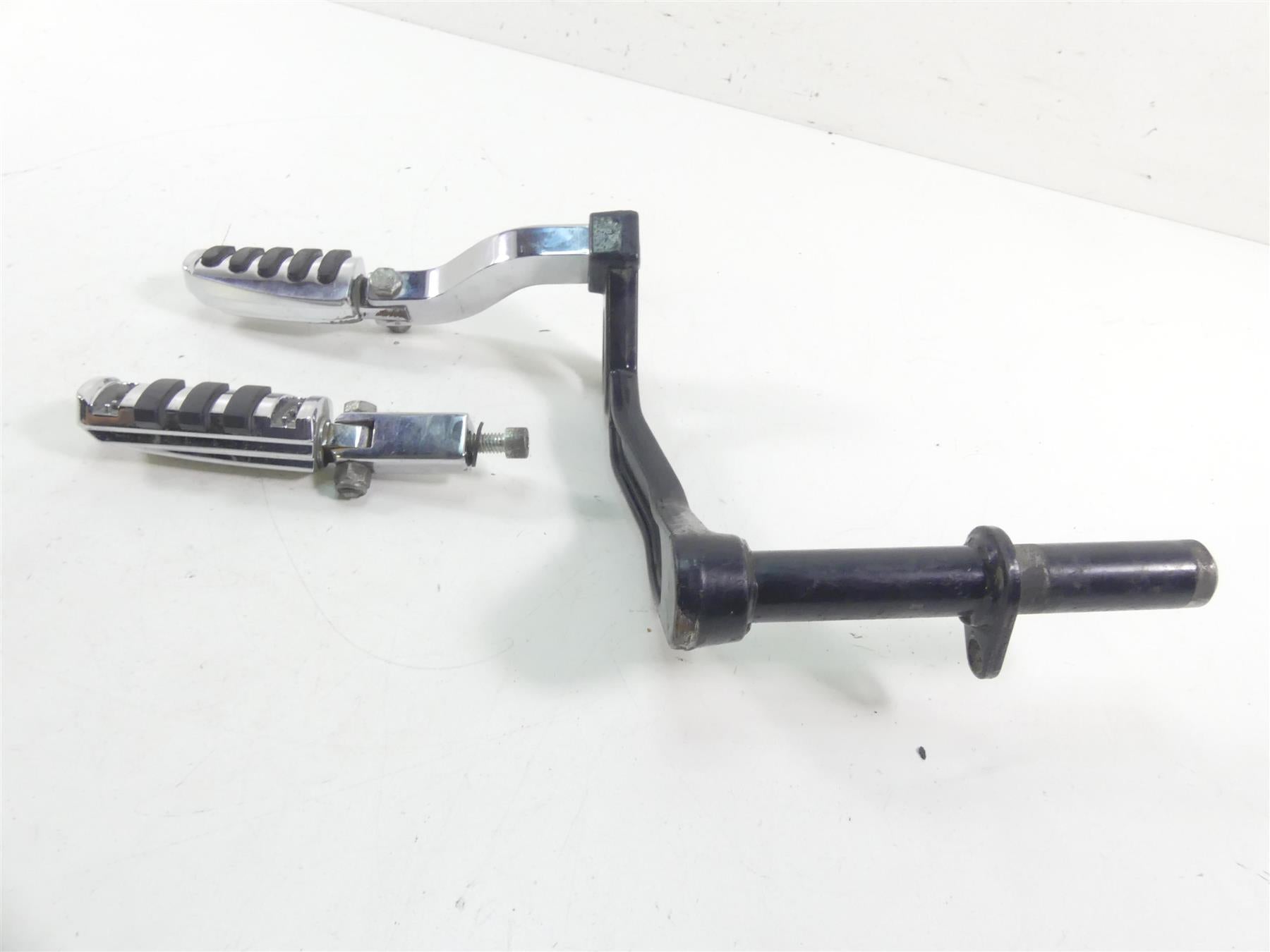 2004 Harley FXDWGI Dyna Wide Glide Rear Footpeg & Mounting Arm Set 52740-02 {{ shop.shopifyCountryName }} - Mototech271
